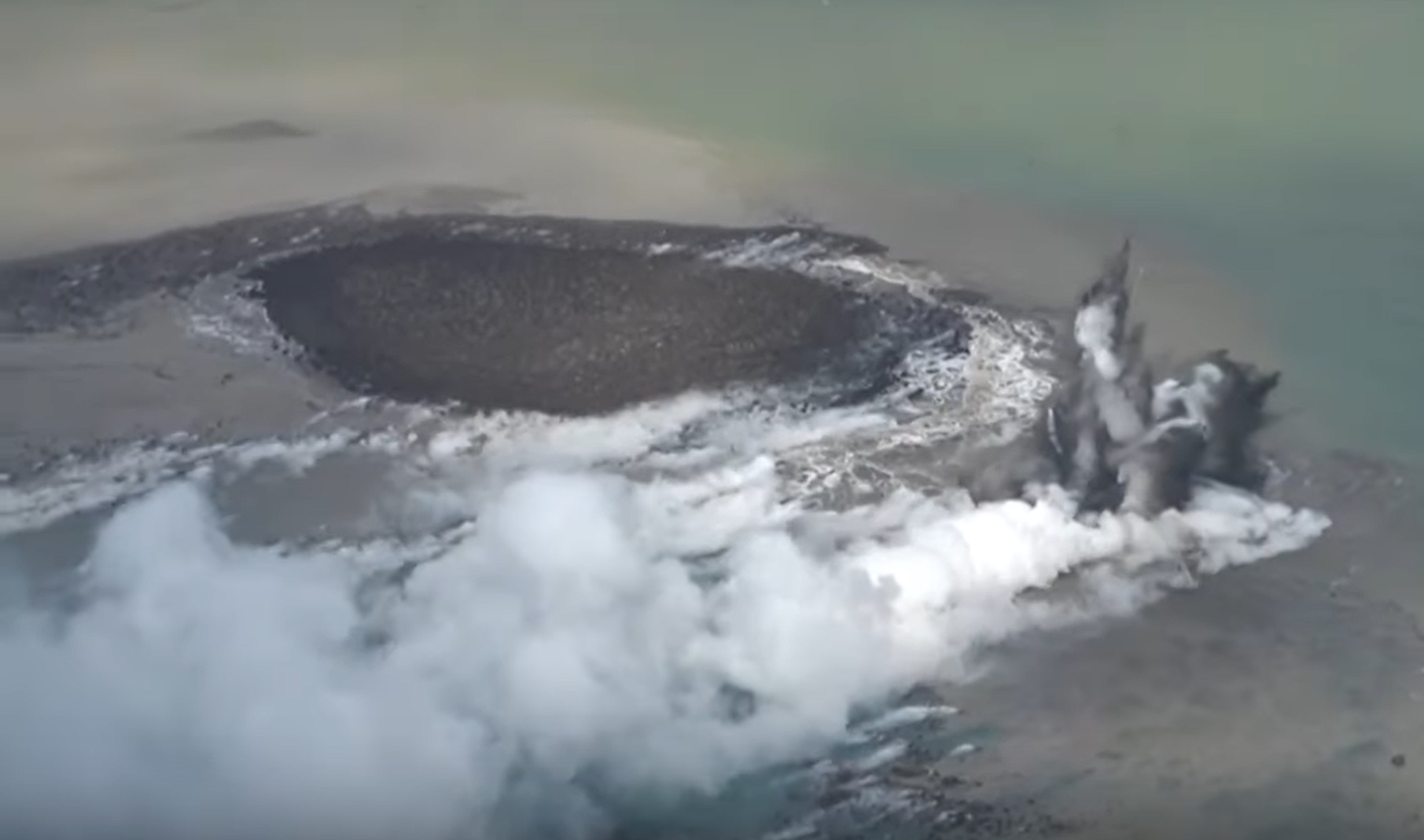Kitört egy víz alatti vulkán, Japánnak lett egy új szigete