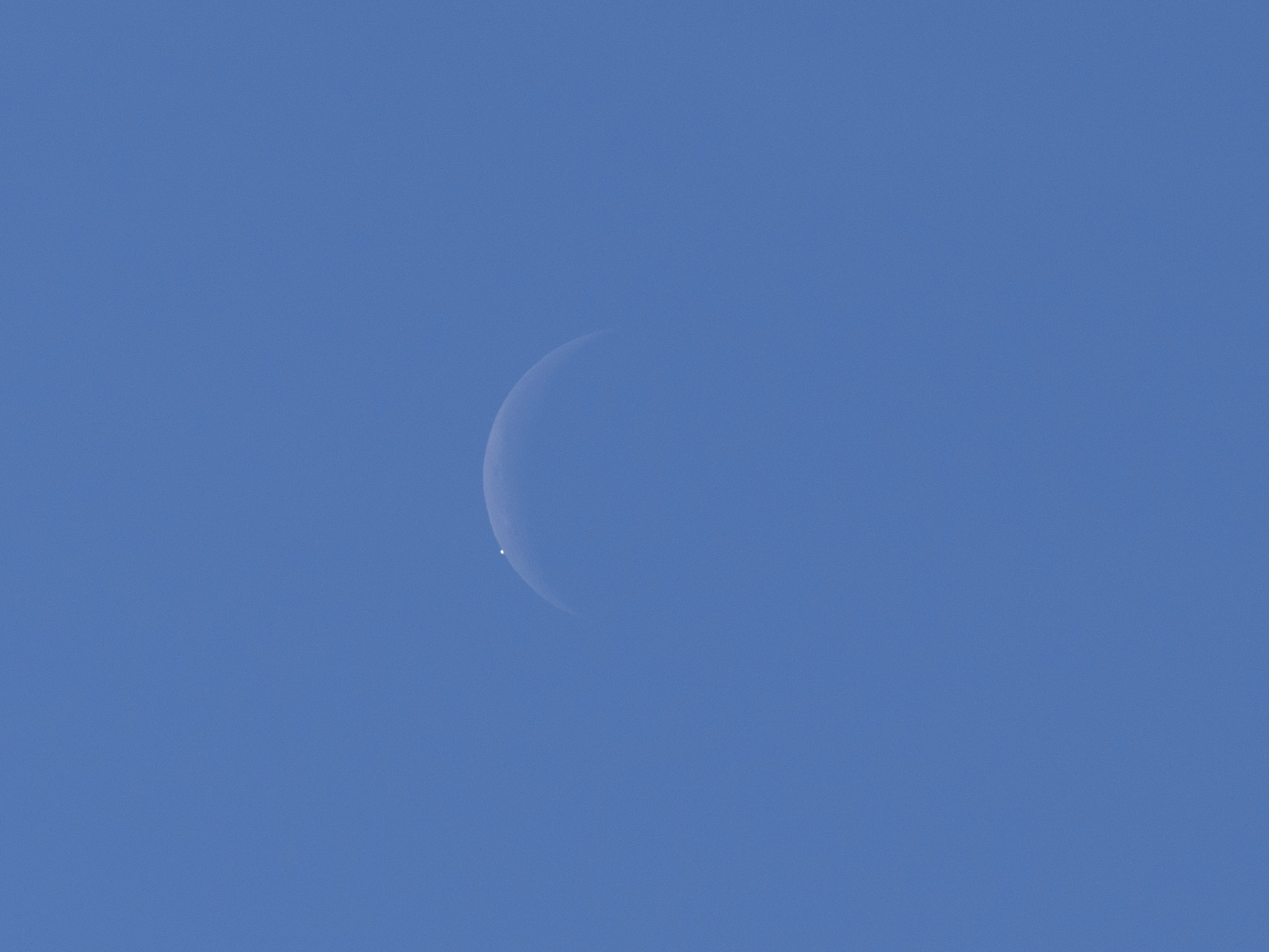 Ma délelőtt eltűnt a Vénusz a Hold mögött, de szerencsére előkerült