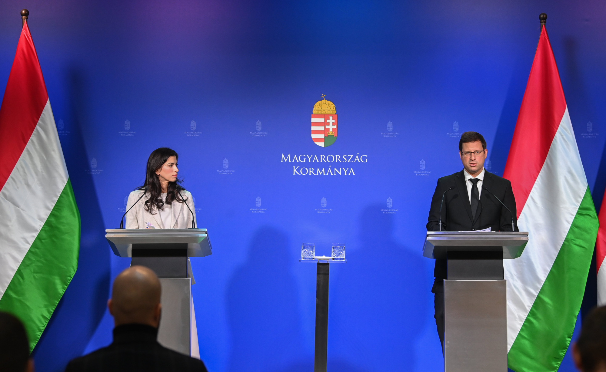 Először kell válaszolnia a kormányzatnak a kegyelmi ügyben felgyülemlett kérdésekre