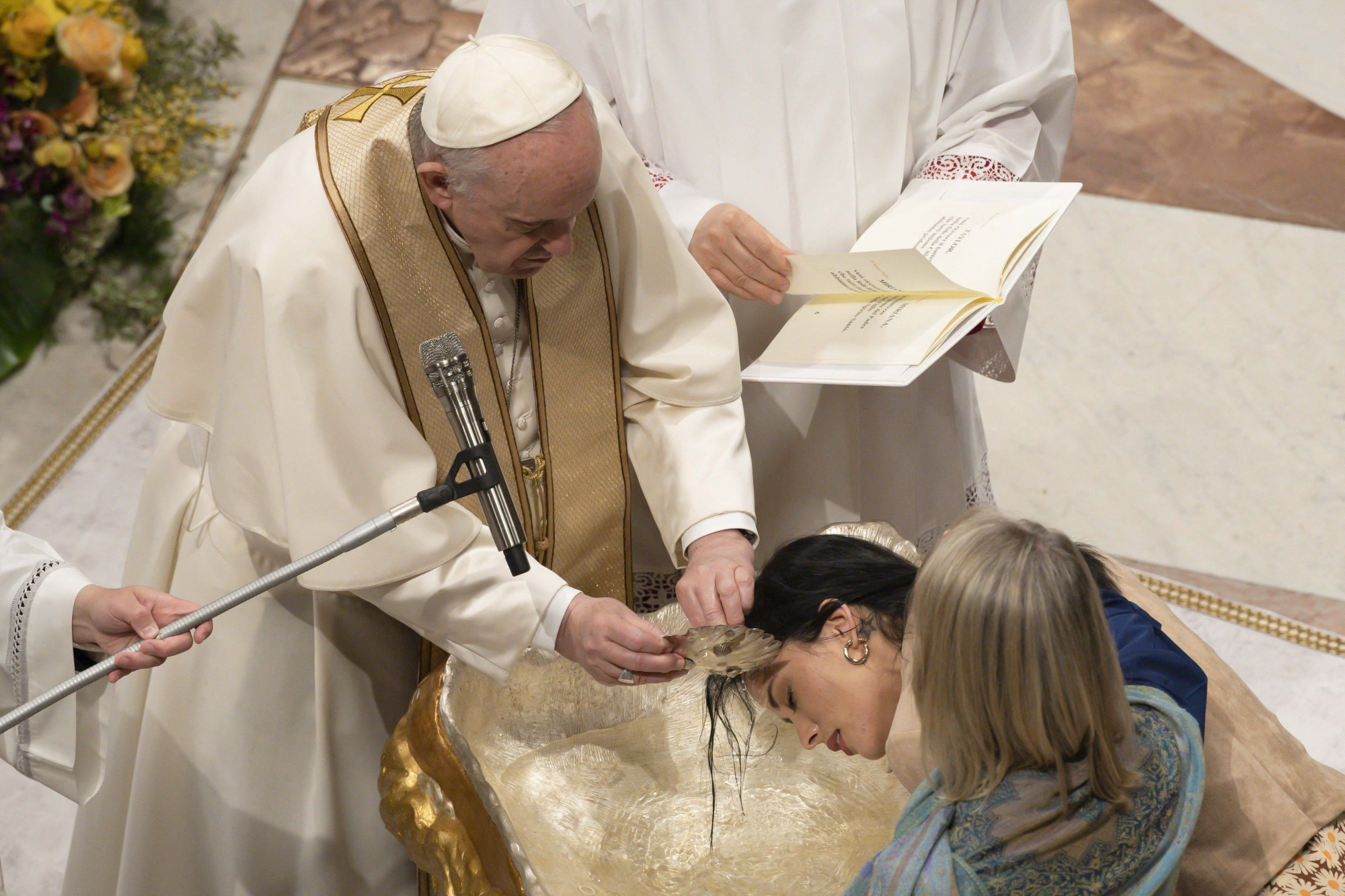 A Vatikán hangsúlyozza: meg lehet keresztelni a transz és meleg párok gyerekeit is