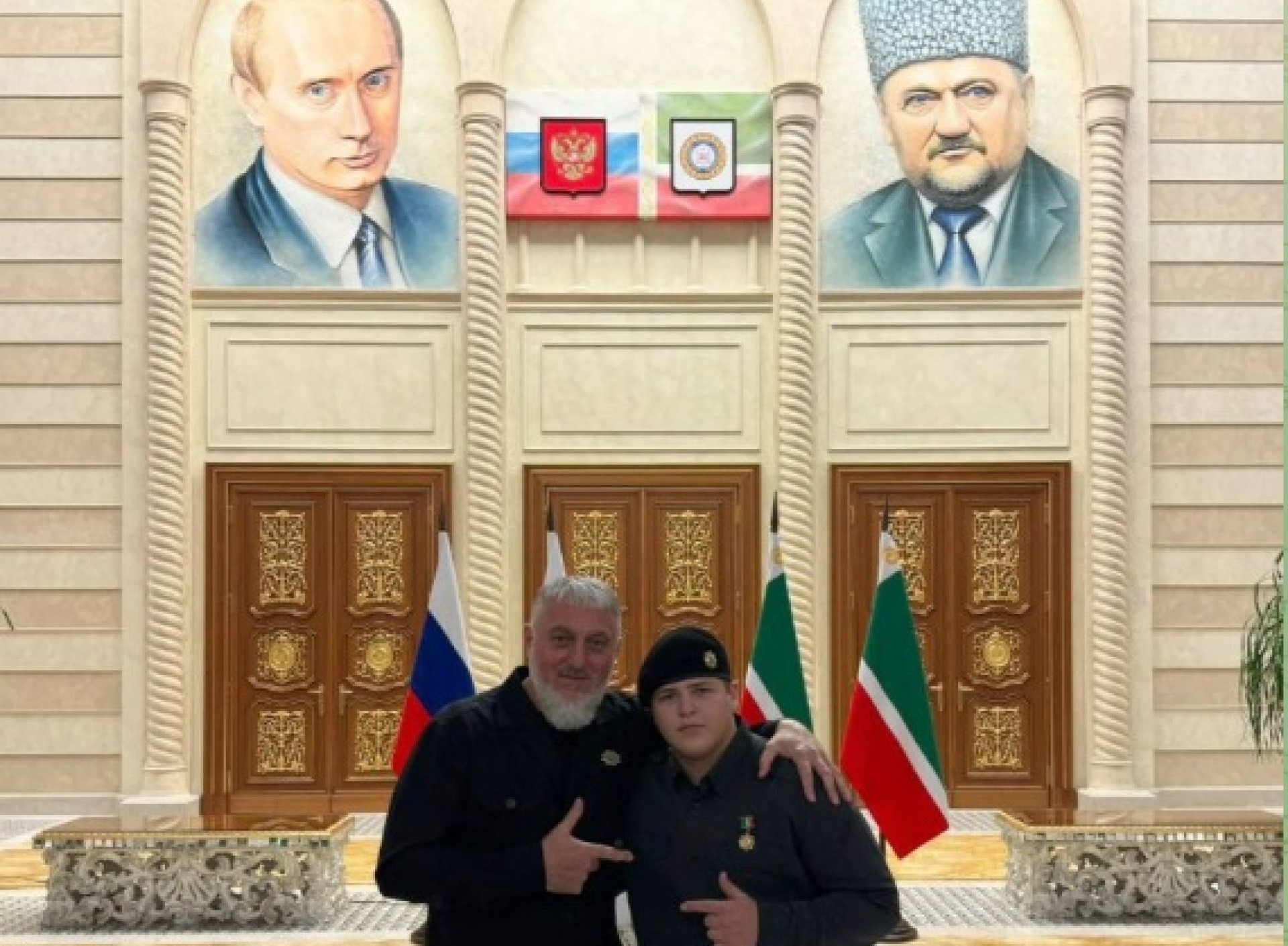Kadirov elnök 18, 16 és 15 éves fiai megkapták a csecsen parlament által adományozható legnagyobb kitüntetést