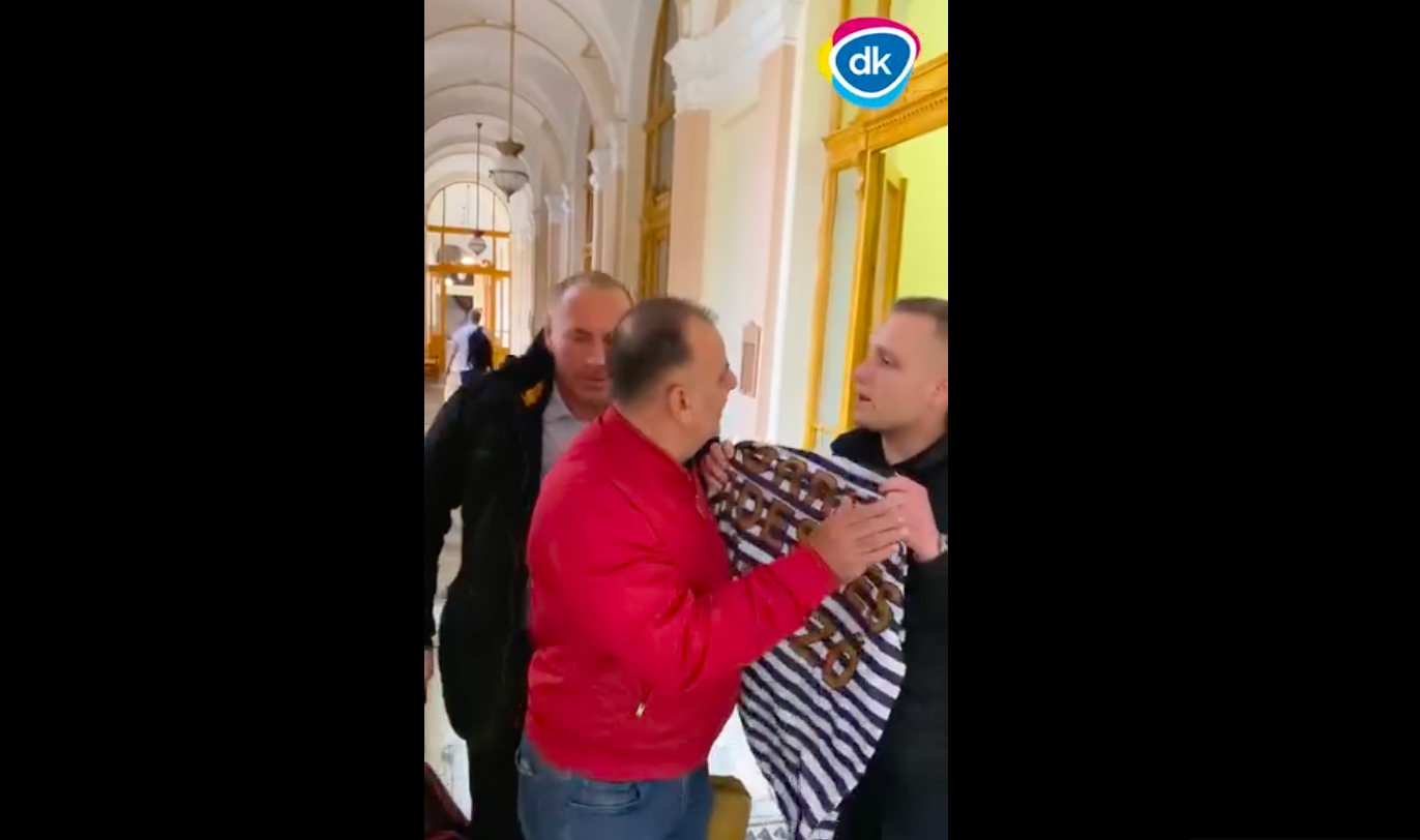 „Korrupt fideszes bűnöző" feliratú csíkos felsőt próbált átadni Boldog Istvánnak a bíróság épületében a DK-s politikus