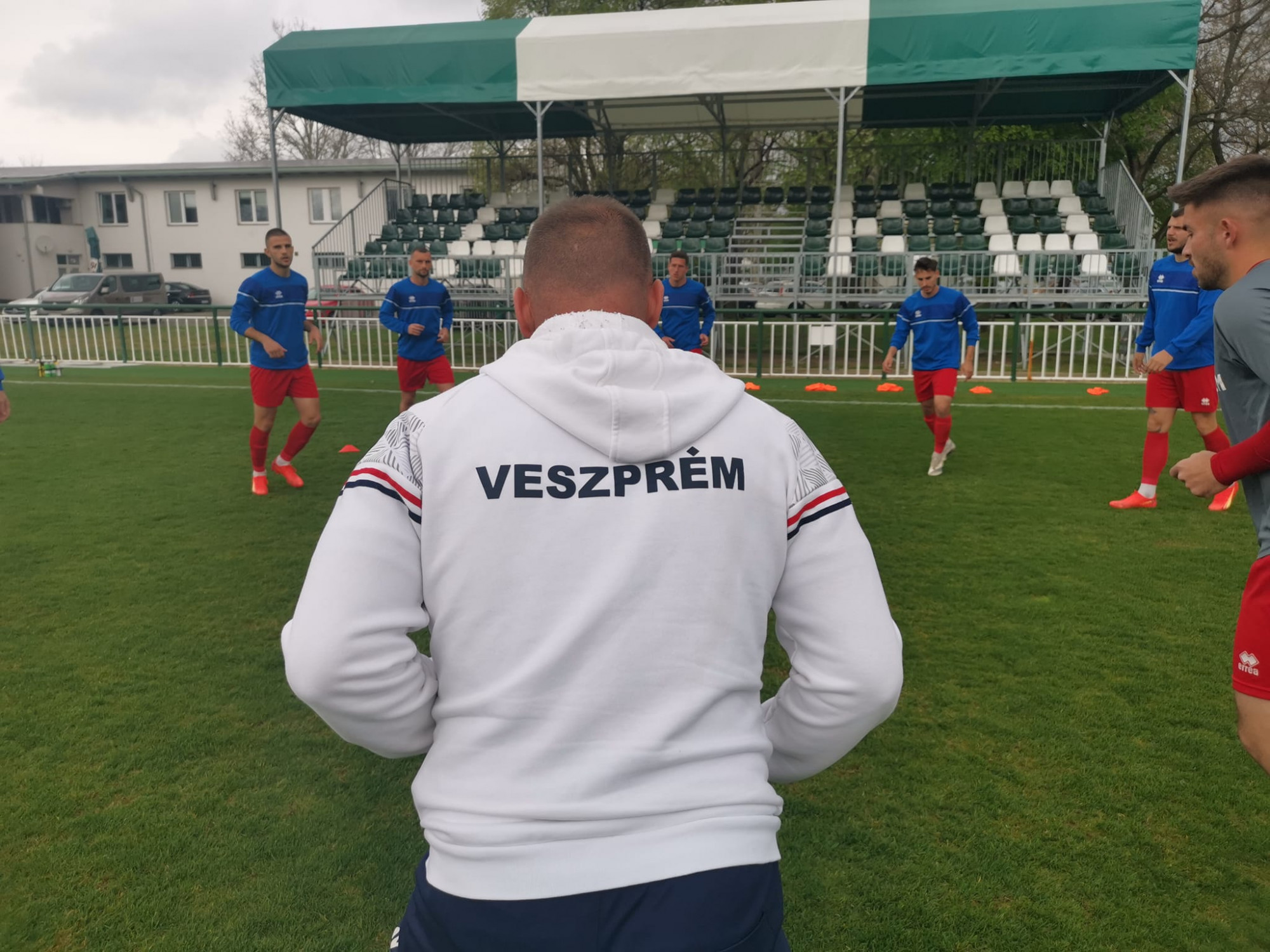 A veszprémi focicsapat edzője elmesélte, hogy a vakondok miatt nem tudnak hazai pályán játszani