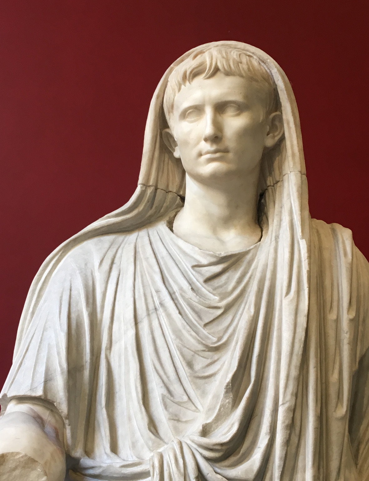 Augustus császár mint pontifex maximus (Palazzo Massimo, Róma). Neve mai napig naptárunk nyolcadik hónapja, papi címe pedig beépült a pápai titulusba.