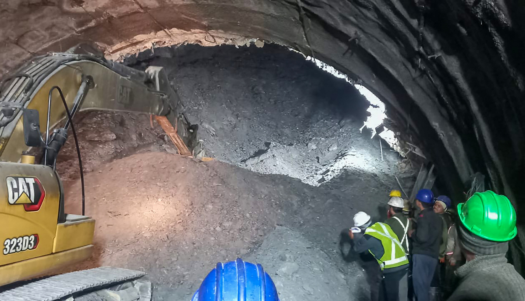 A csapdába esett indiai munkások újabb éjszakát töltenek a beomlott alagútban