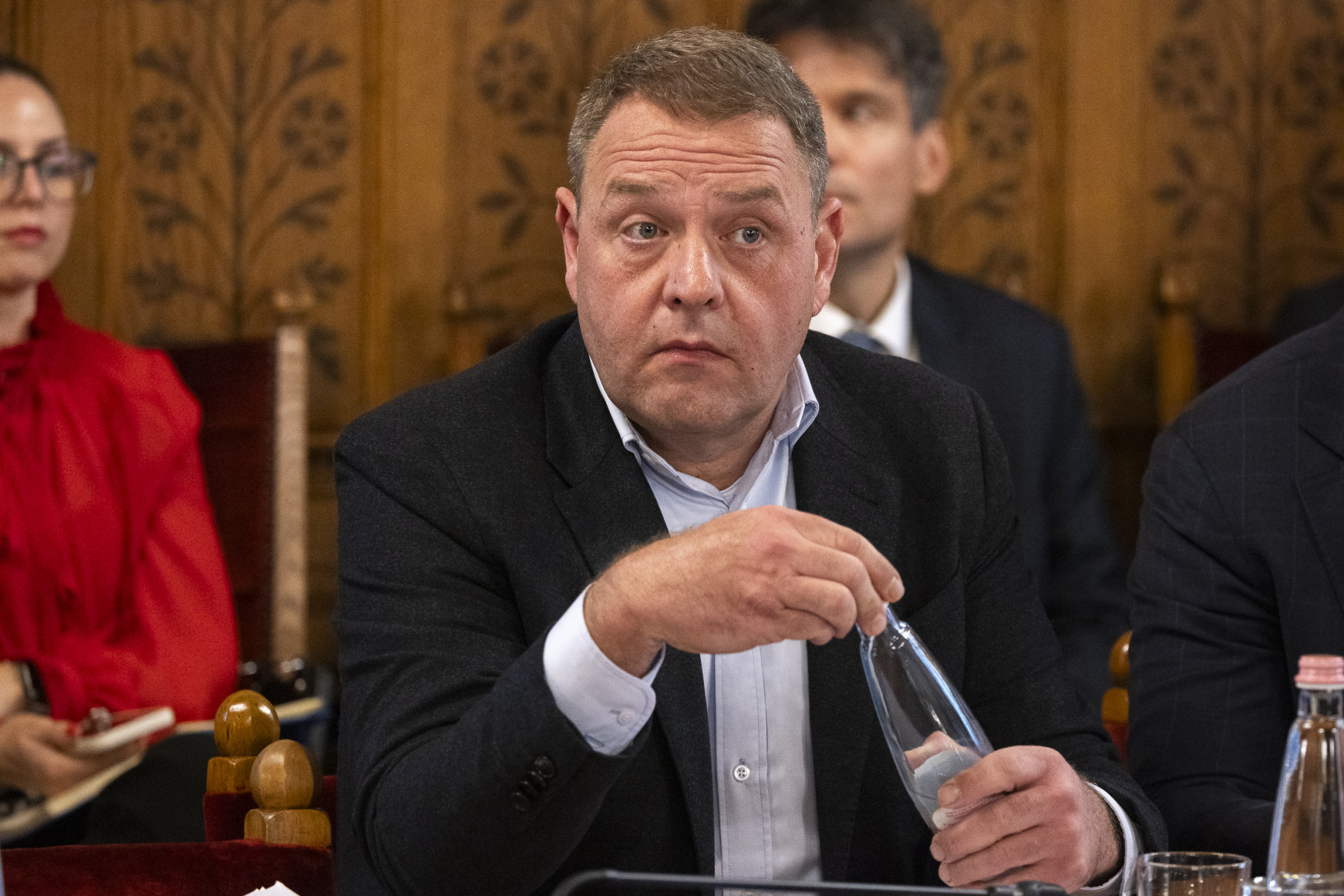 Százmilliárdokat osztott szét a haveroknak, Orbán Ráhel szívügyeit intézte, most eltűnne a ködben