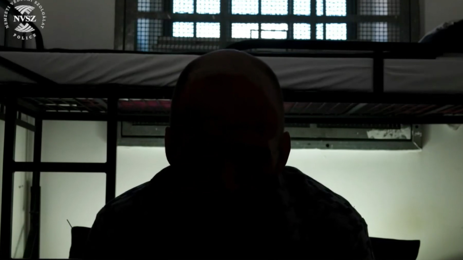 Kitakart arcú síró rendőr oktatja a kollégáit a börtönből