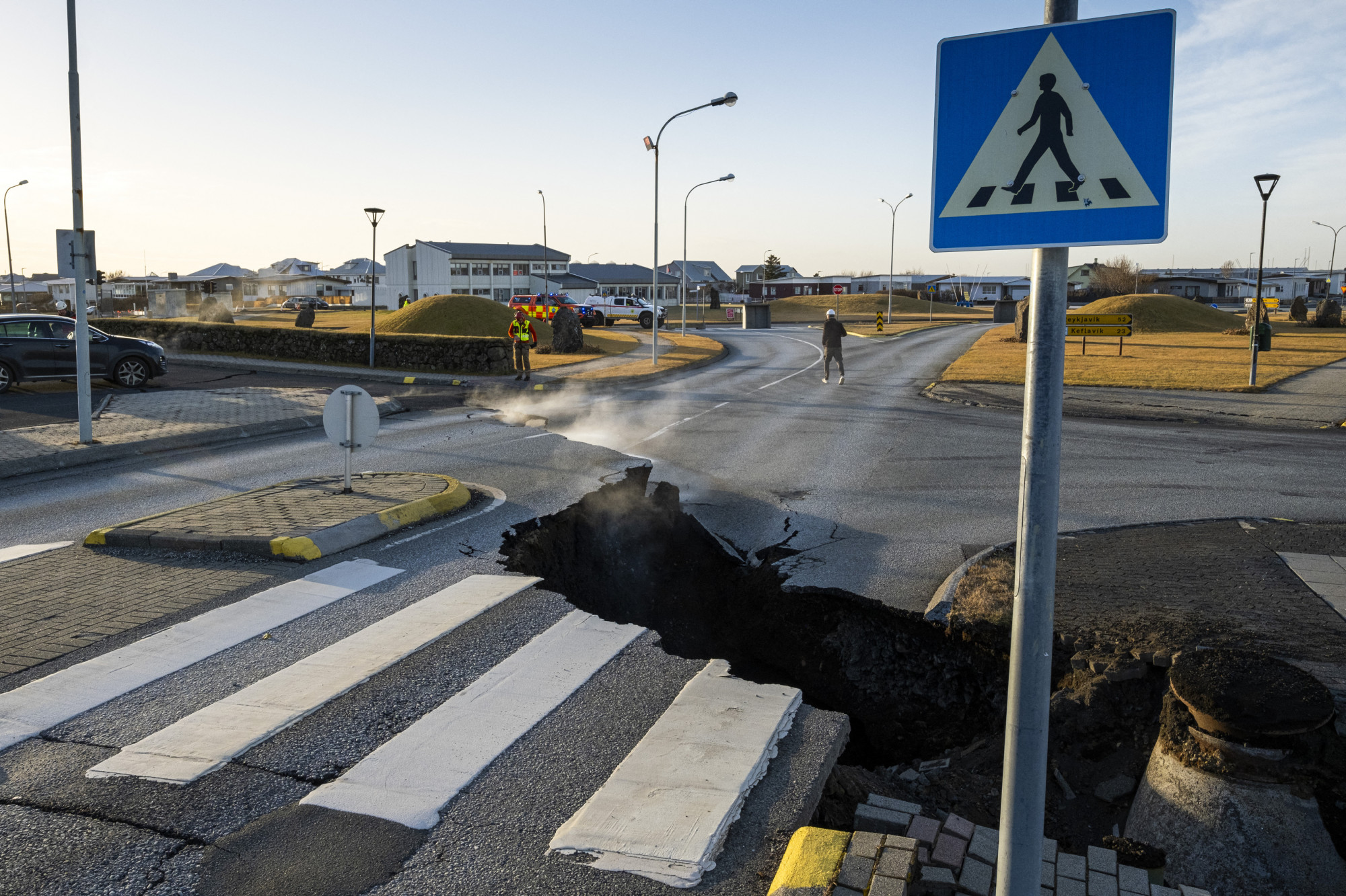 Megnyílt a föld Grindavíkban, a lakók óvóhelyre menekültek, bármelyik pillanatban feltörhet a magma