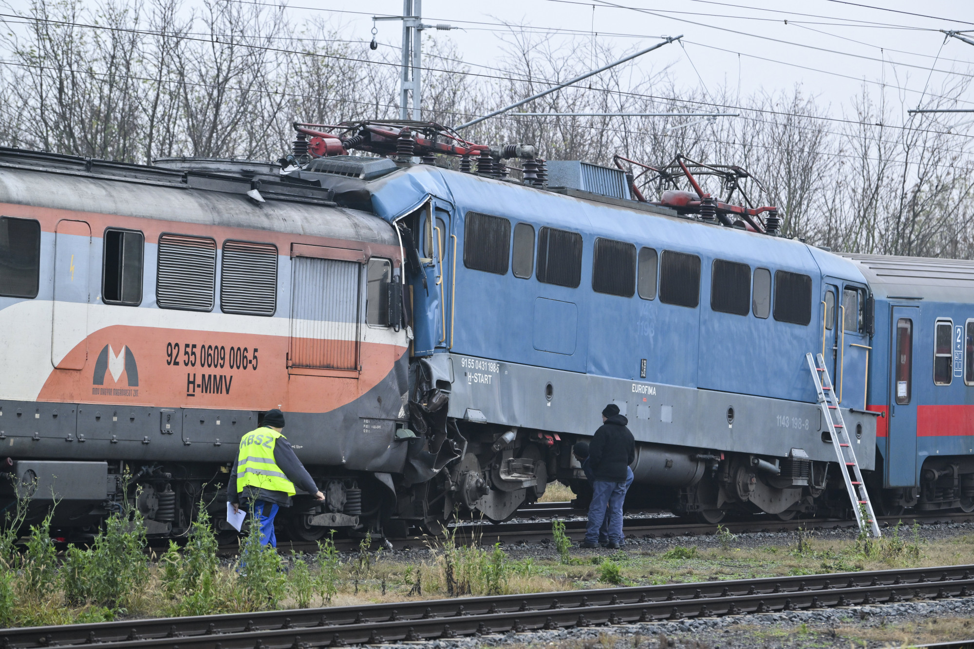 Mélyaltatásban van a szerdai hajnali vonatbalesetben életveszélyesen megsérült mozdonyvezető