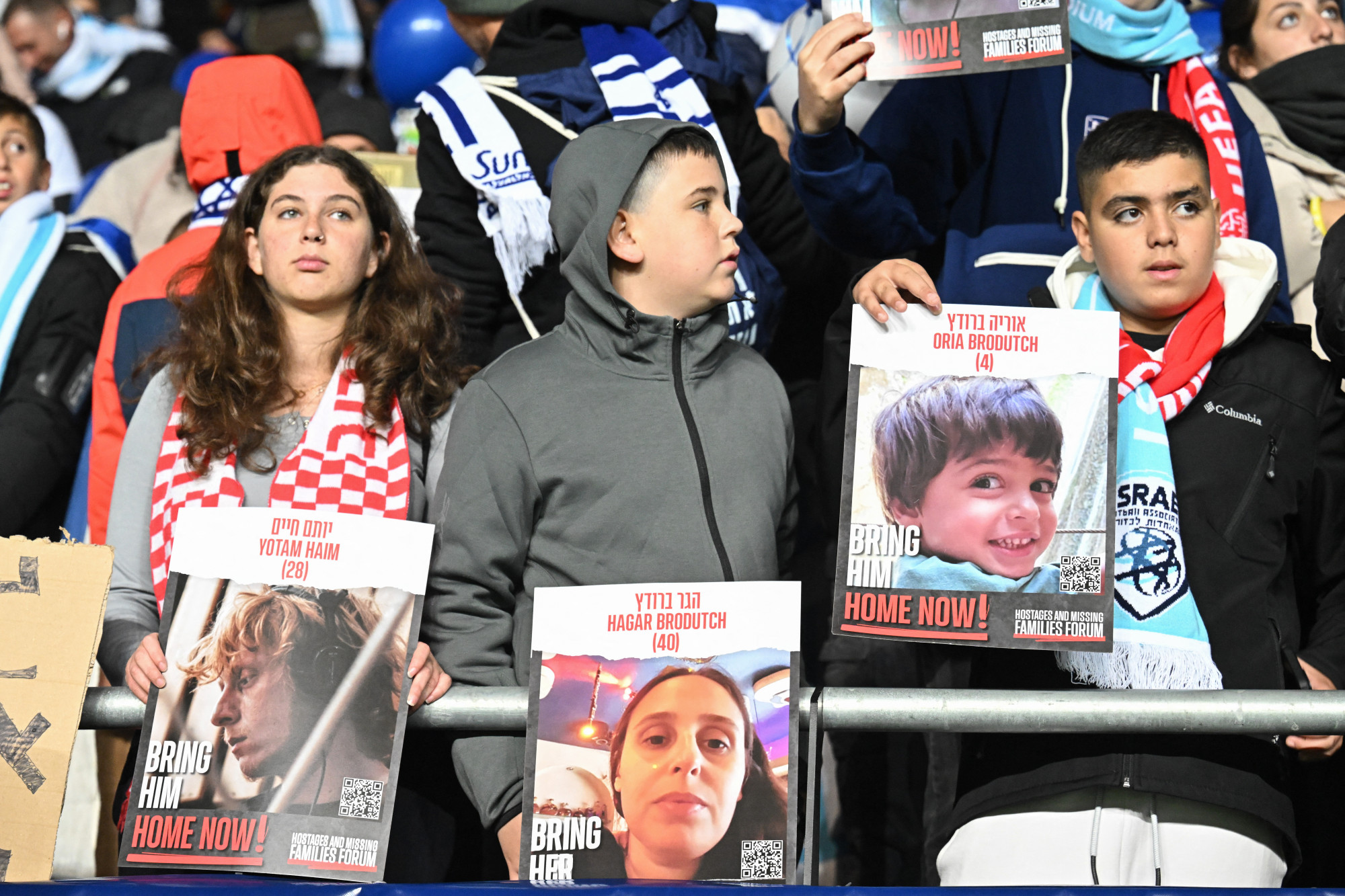 A túszok képei árasztották el a lelátót a Felcsúton játszott Izrael-Svájc Európa-bajnoki selejtezőn