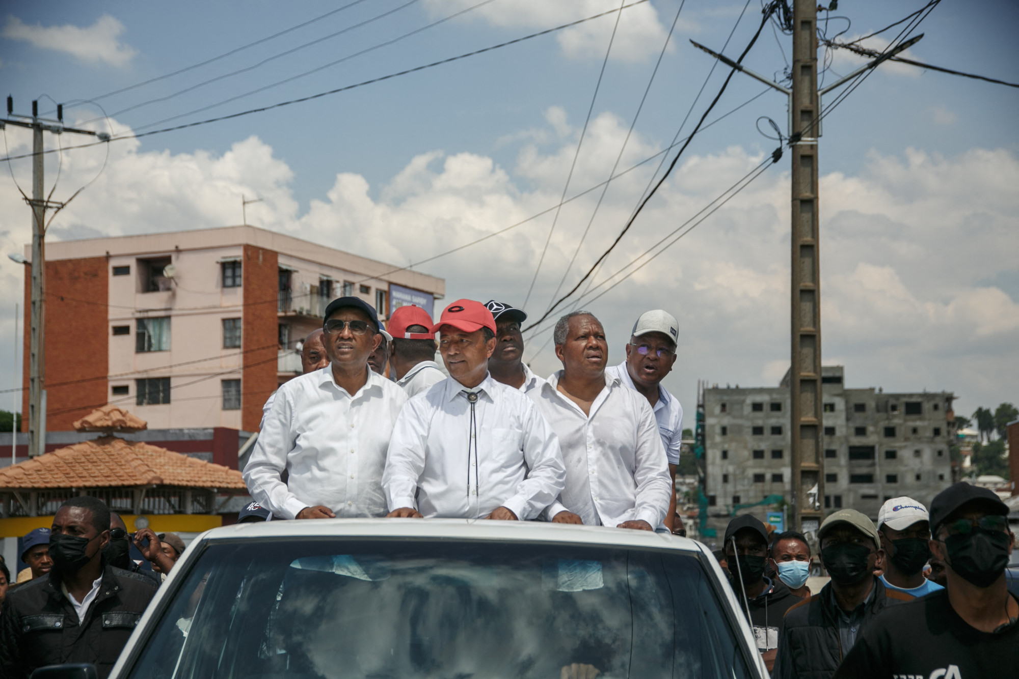 Ellenzéki elnökjelöltek a választás ellen tüntetnek kedden.