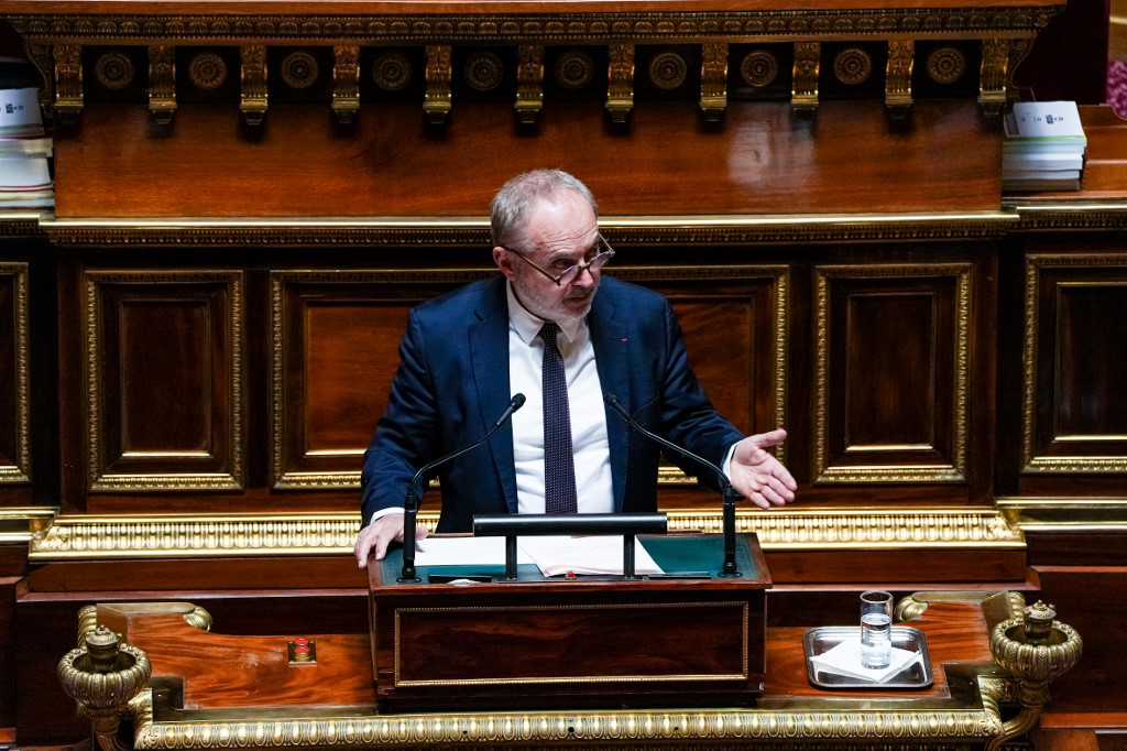 Őrizetbe vettek egy francia szenátort, mert a gyanú szerint extasyt kevert egy parlamenti képviselőnő italába