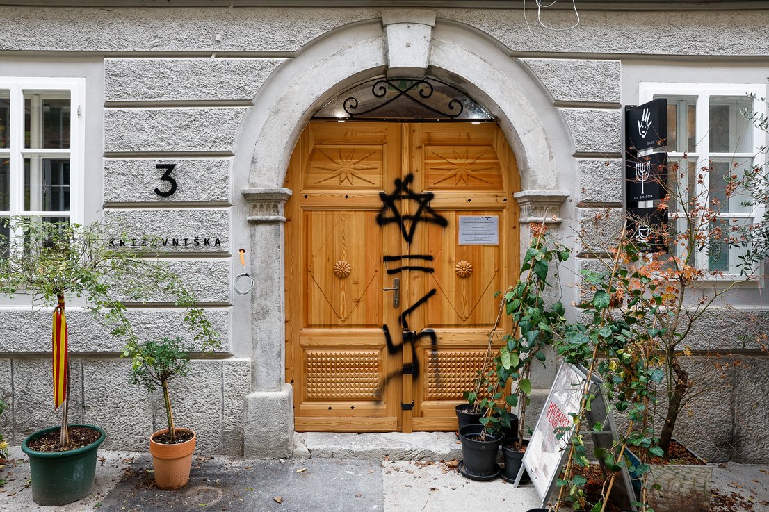 Dávid-csillagot és horogkeresztet festettek a ljubljanai zsidó kulturális központ bejáratára
