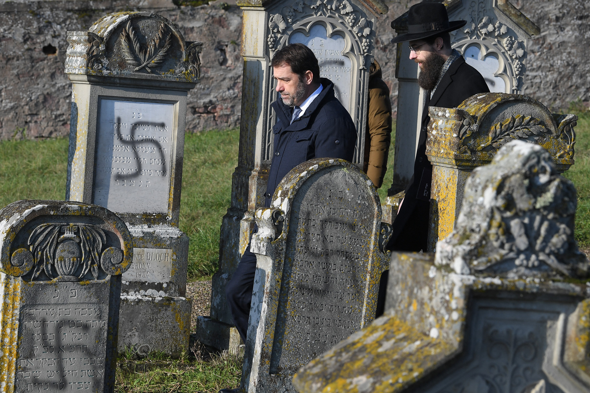 Christophe Castaner akkori francia belügyminiszter 2019-ben megtekint egy megrongált zsidó temetőt