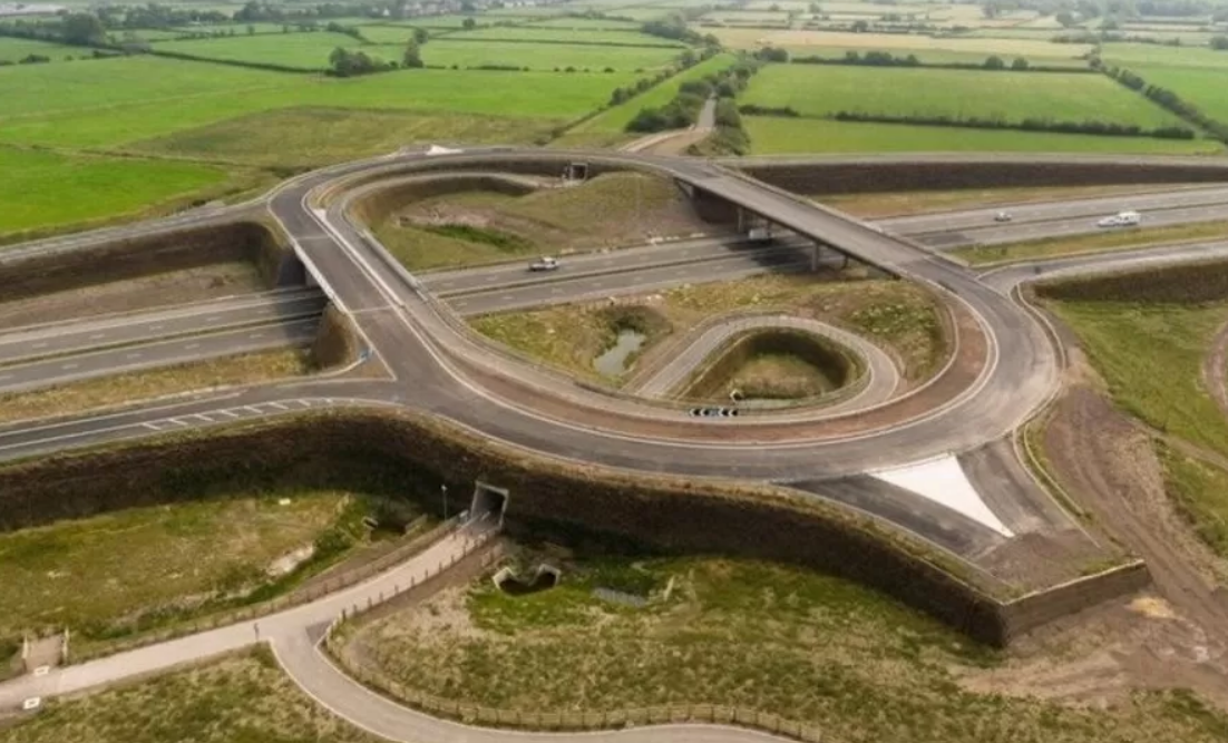 Egy kazal pénzért megépítettek egy autópálya-csomópontot Angliában, amit 2020 óta nem tudnak használni