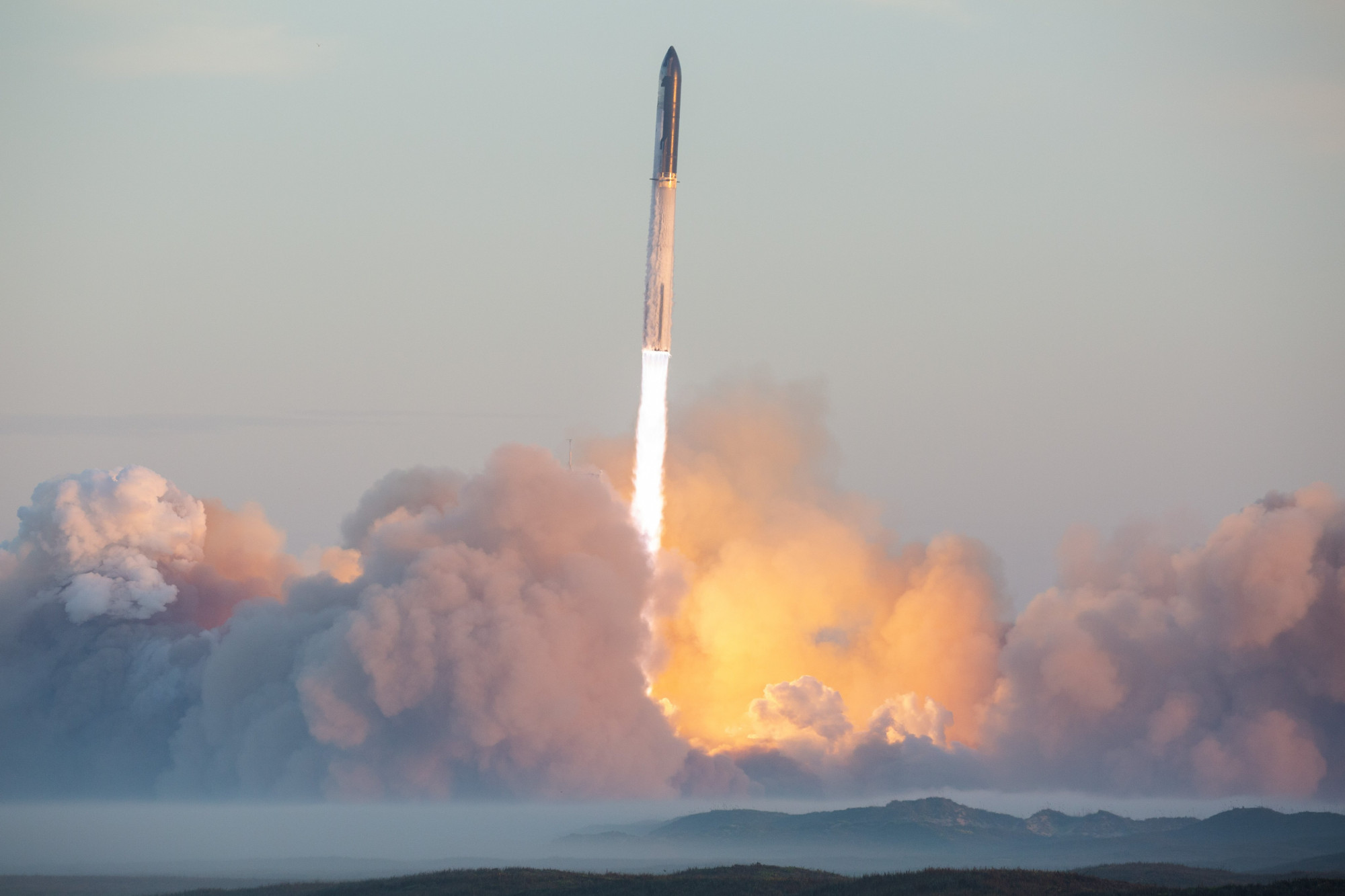 A Starship rakéta elhagyja az indítóállást 2023 november 18-án