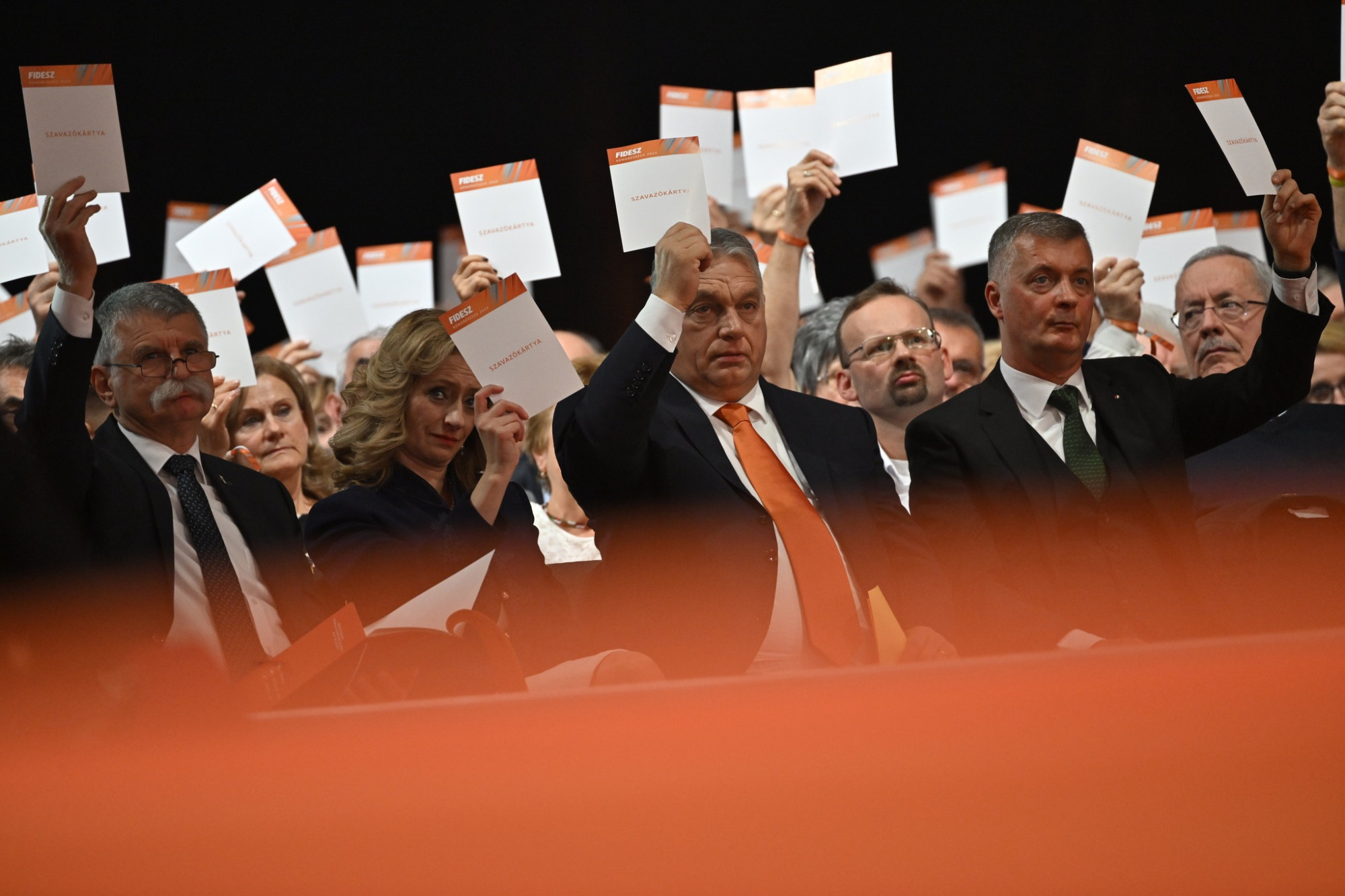 Az évszázad legjobb nyílt levelében kérleli a fideszes milliárdosokat Navracsics és Ferencz Orsolya