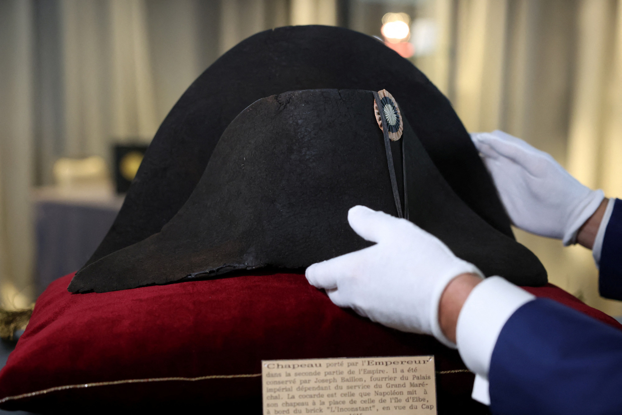 Közel 2 millió euróért kelt el Bonaparte Napóleon kalapja