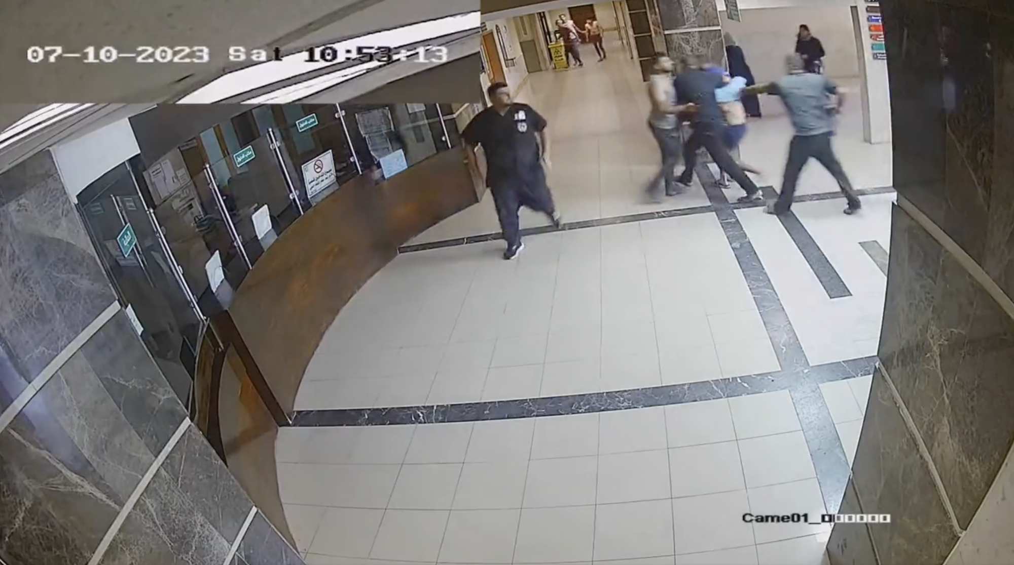 Videót mutattak be az izraeliek az Al-Sifa kórházba fegyveresek által behurcolt túszokról