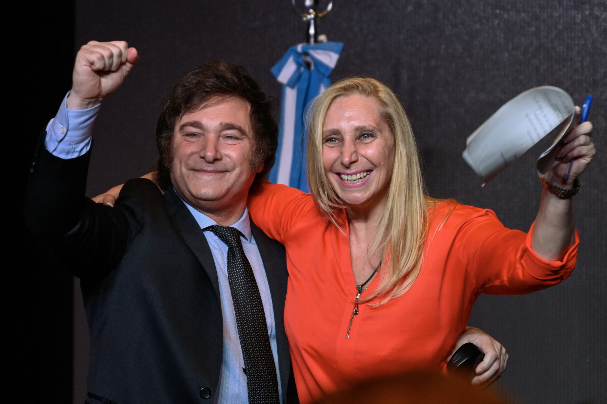 Javier Milei és a testvére, Karina Milei ünnepli a győzelmet november 19-én.