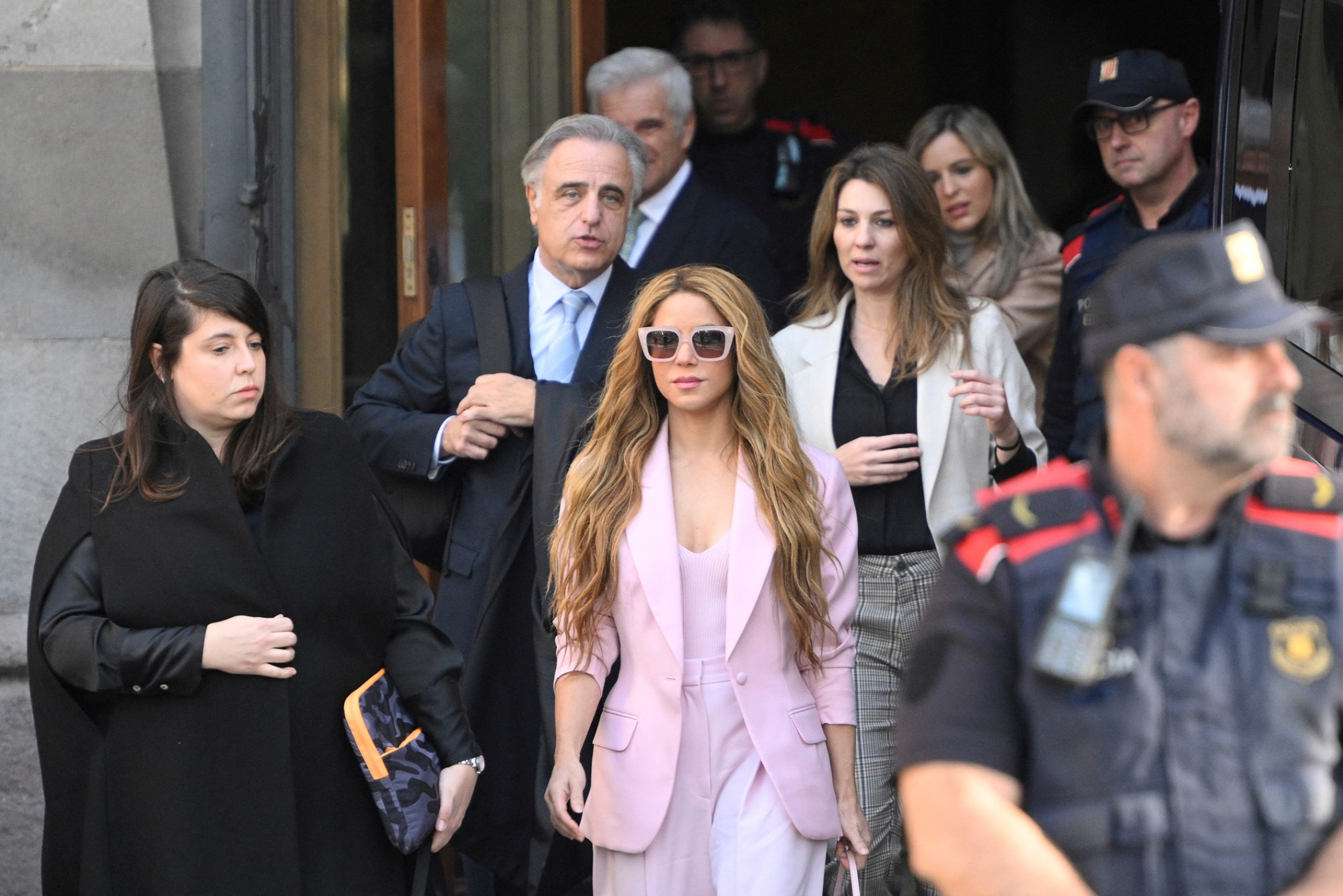 Shakira elhagyja a barcelonai bíróságot 2023. november 20-án.