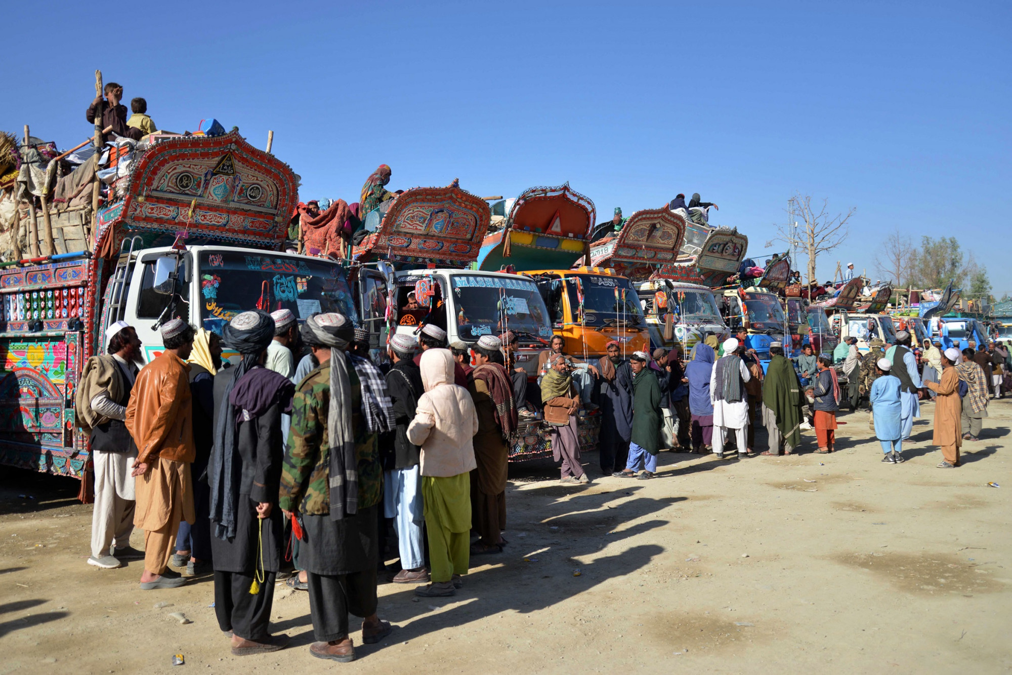 Több mint 400 ezer afgánt küldtek haza Pakisztánból