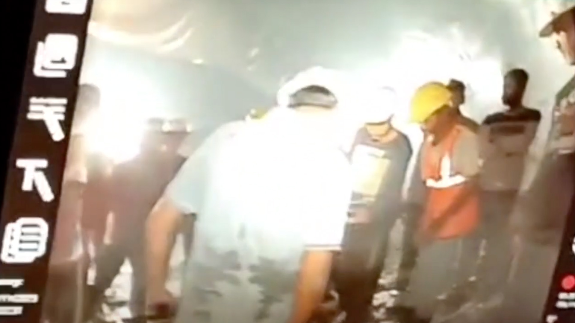 Beküldtek egy miniatűr videókamerát a kilenc napja a beomlott alagútban rekedt indiai munkásokhoz