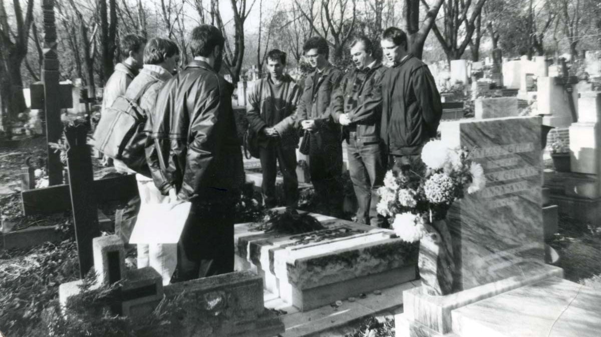 Kardos László (néprajzkutató, 1947-től 1948-ig a Magyar Kommunista Párt országgyűlési képviselője, a NÉKOSZ főtitkára, 1956-os elítélt) sírjának megkoszorúzása, 1989