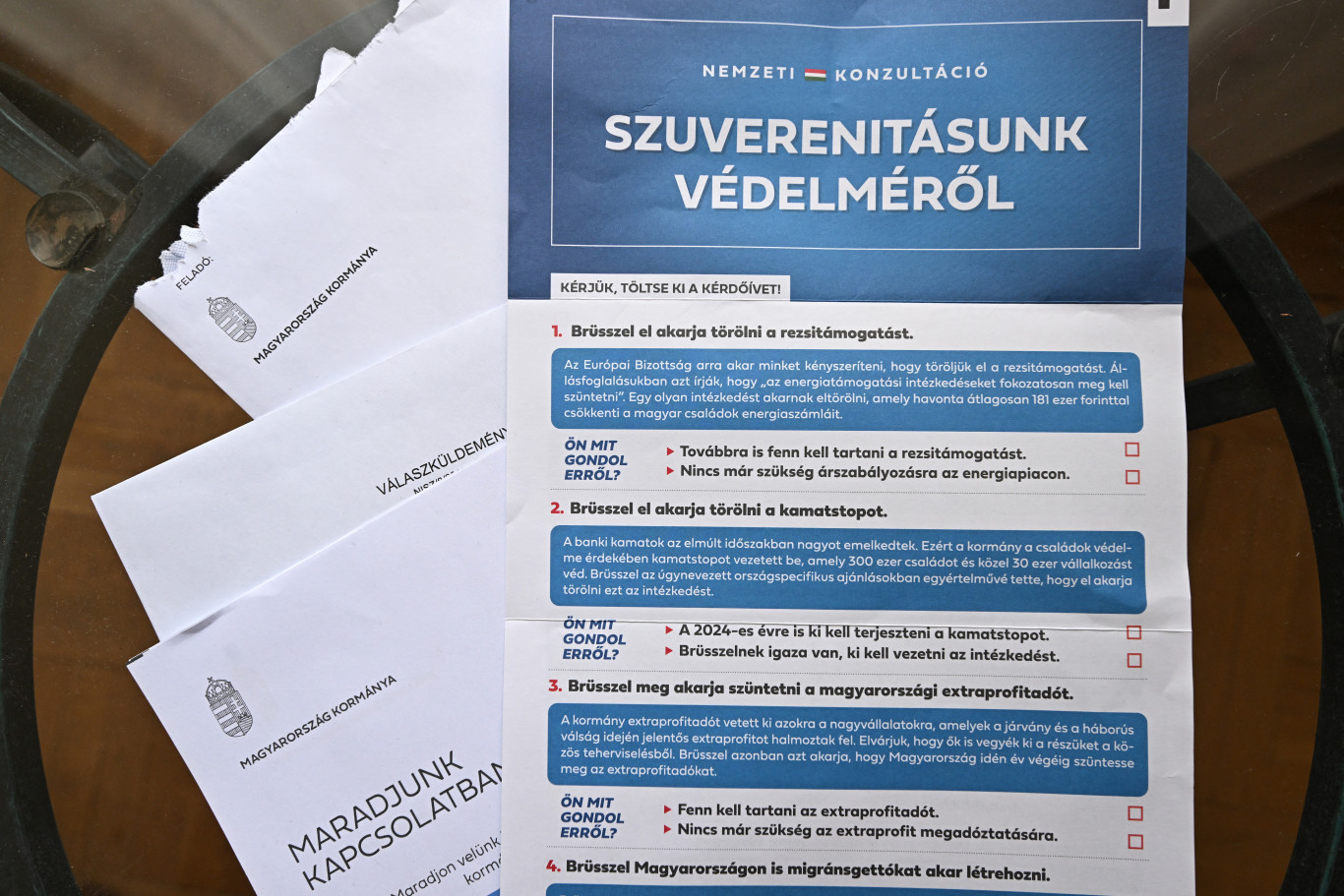 Nyomkövetőt tett a Kétfarkú Kutya Párt egyik aktivistája a nemzeti konzultáció válaszlevelébe