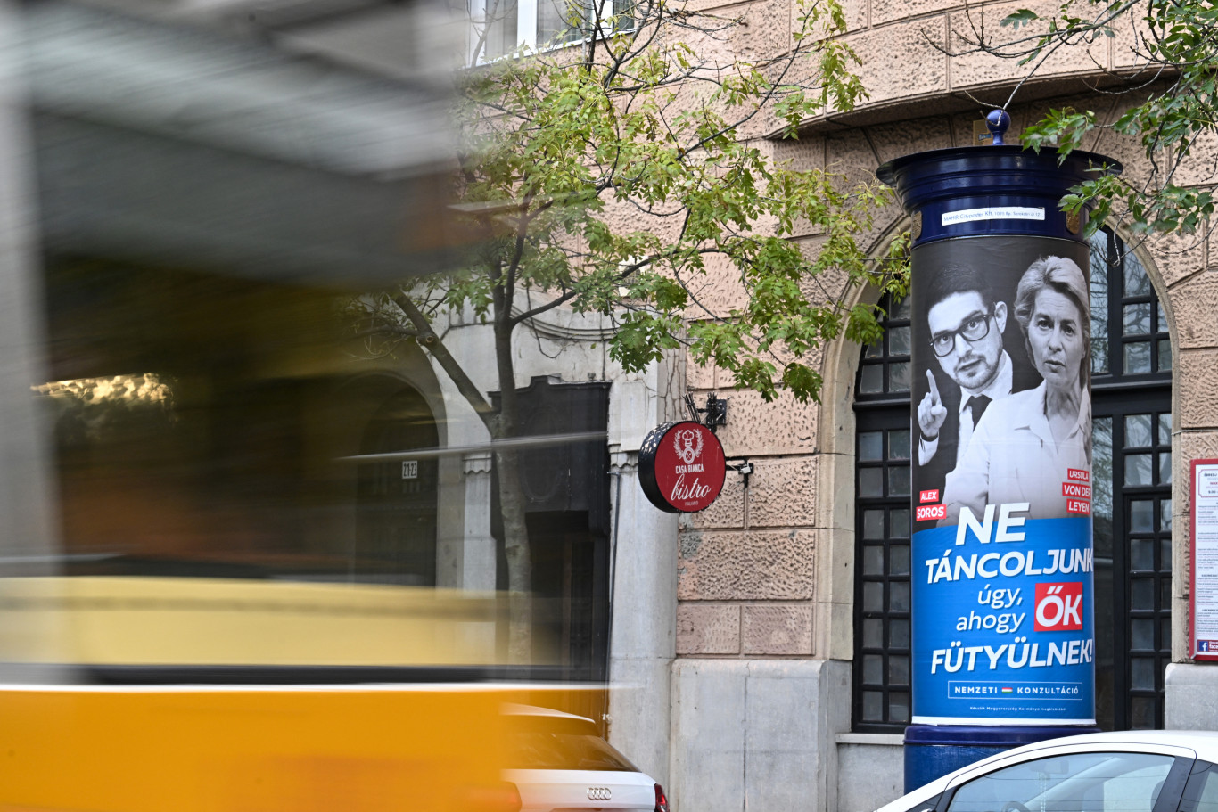 Megtámadta a nemzeti konzultációt és annak plakátkampányát Hadházy és a Kétfarkú Kutya Párt