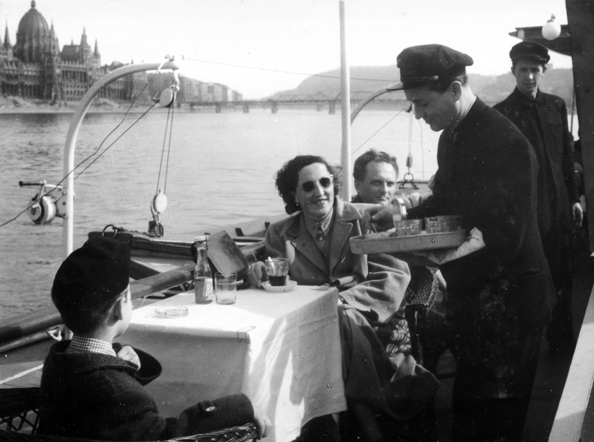 Sétahajóval a Dunán, 1955. Háttérben a Parlament és a Kossuth híd.