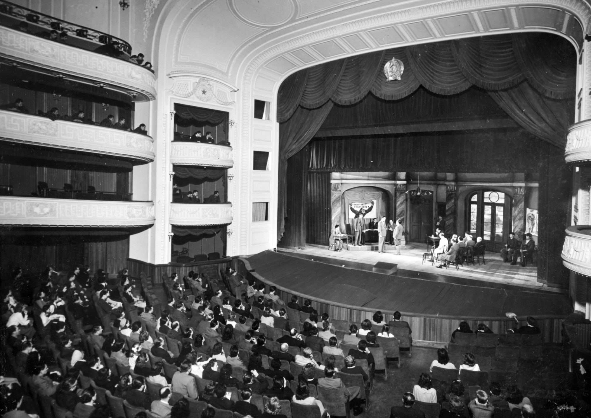 A második világháborút követő újjáépítés után a Vígszínházat 1951-ben nyitották újra, a Magyar Néphadsereg Színházaként. A felújítás során az enteriőr nem kapta vissza eredeti díszítését, a pompa csak az 1993-94-es felújítás során költözött vissza a színház belsejébe.