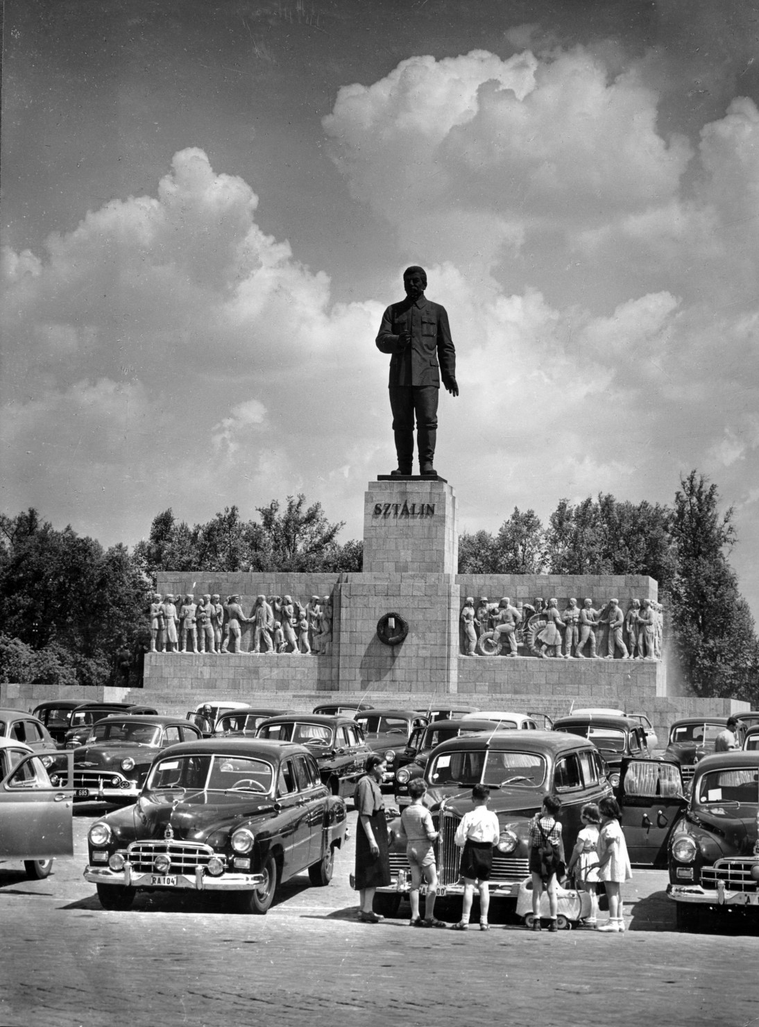 A Sztálin szobor (Mikus Sándor szobrászművész alkotása) az Ötvenhatosok terén (Sztálin tér), 1954.