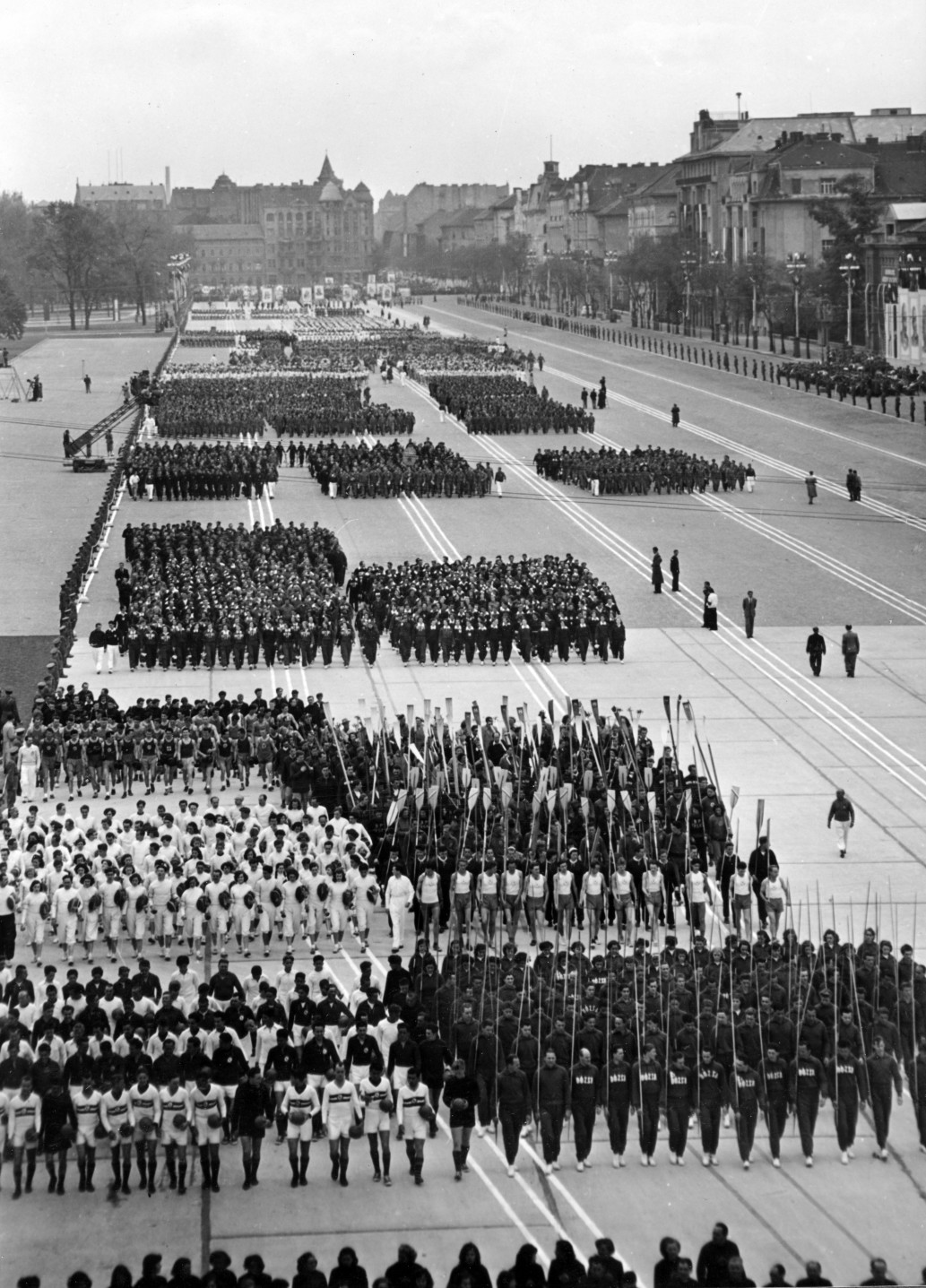 Felvonulás a Sztálin téren május 1-jén, 1955-ben.