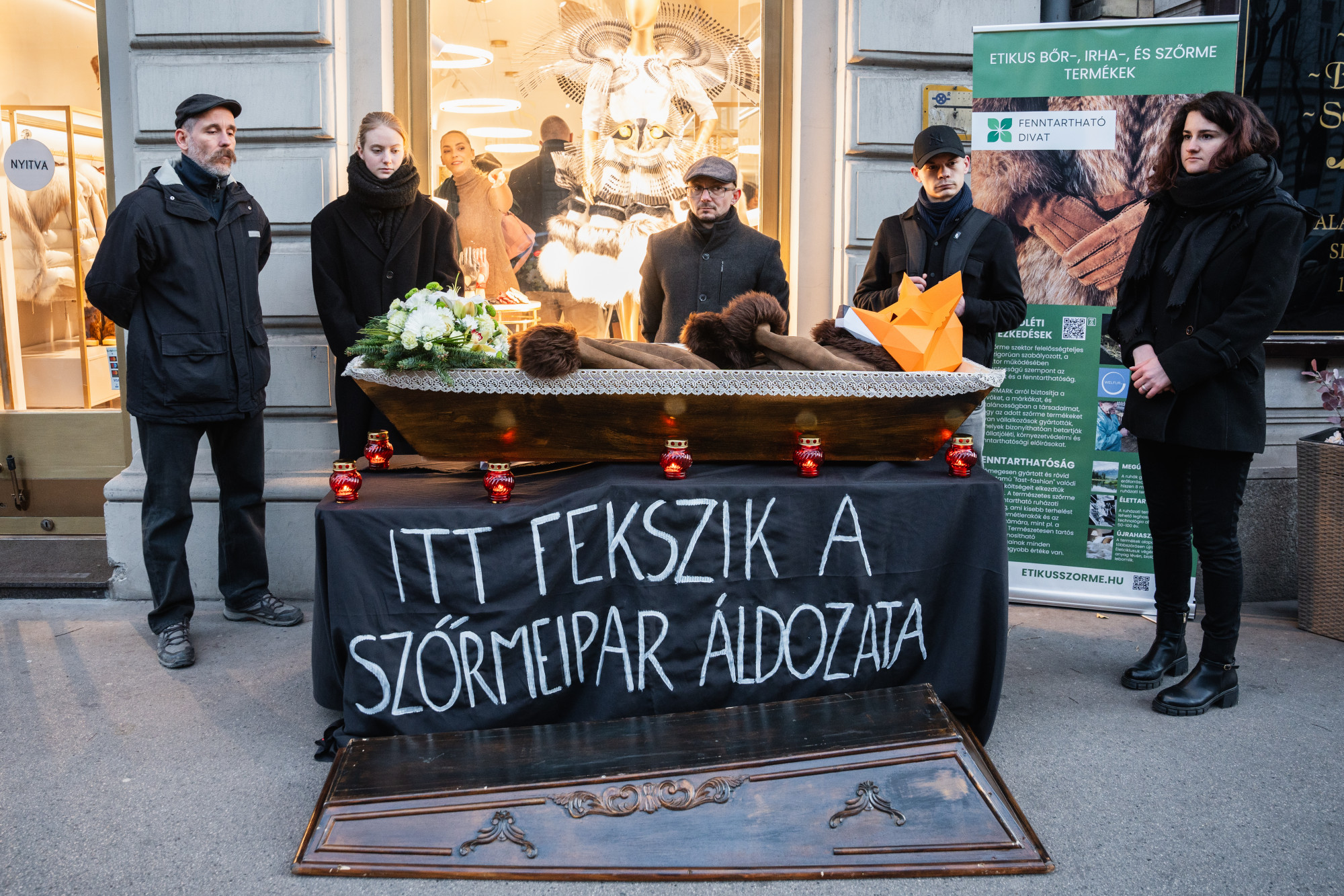 Rókamaszkos-koporsós performansszal tiltakoztak a szőrmeviselés ellen Budapesten