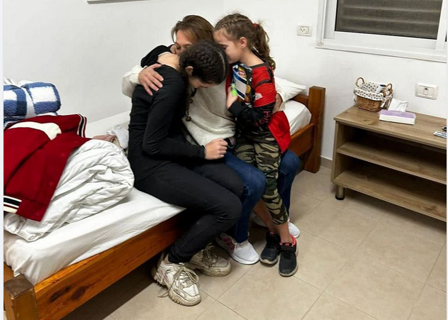 A vasárnap estét már anyjukkal tölthették a Hamász fogságából szabadult magyar lányok