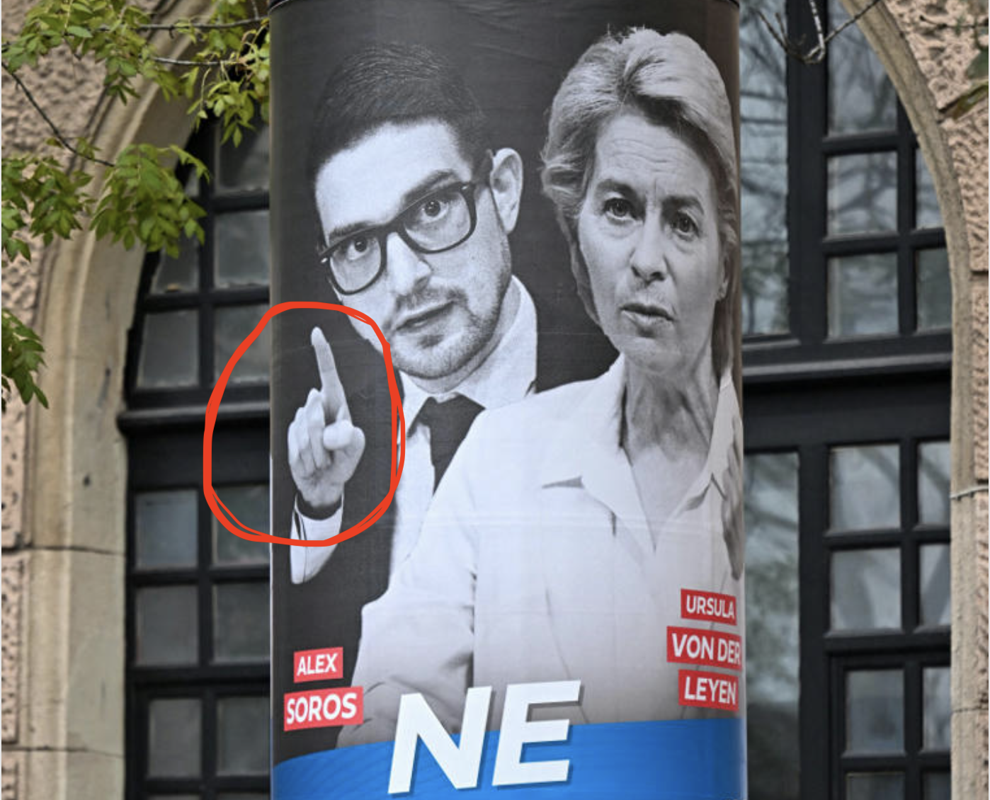 Valószínűleg manipulálták a kormány óriásplakátján Alex Soros kezét, de nem emiatt tüntették el azt pár nap múlva a poszterekről