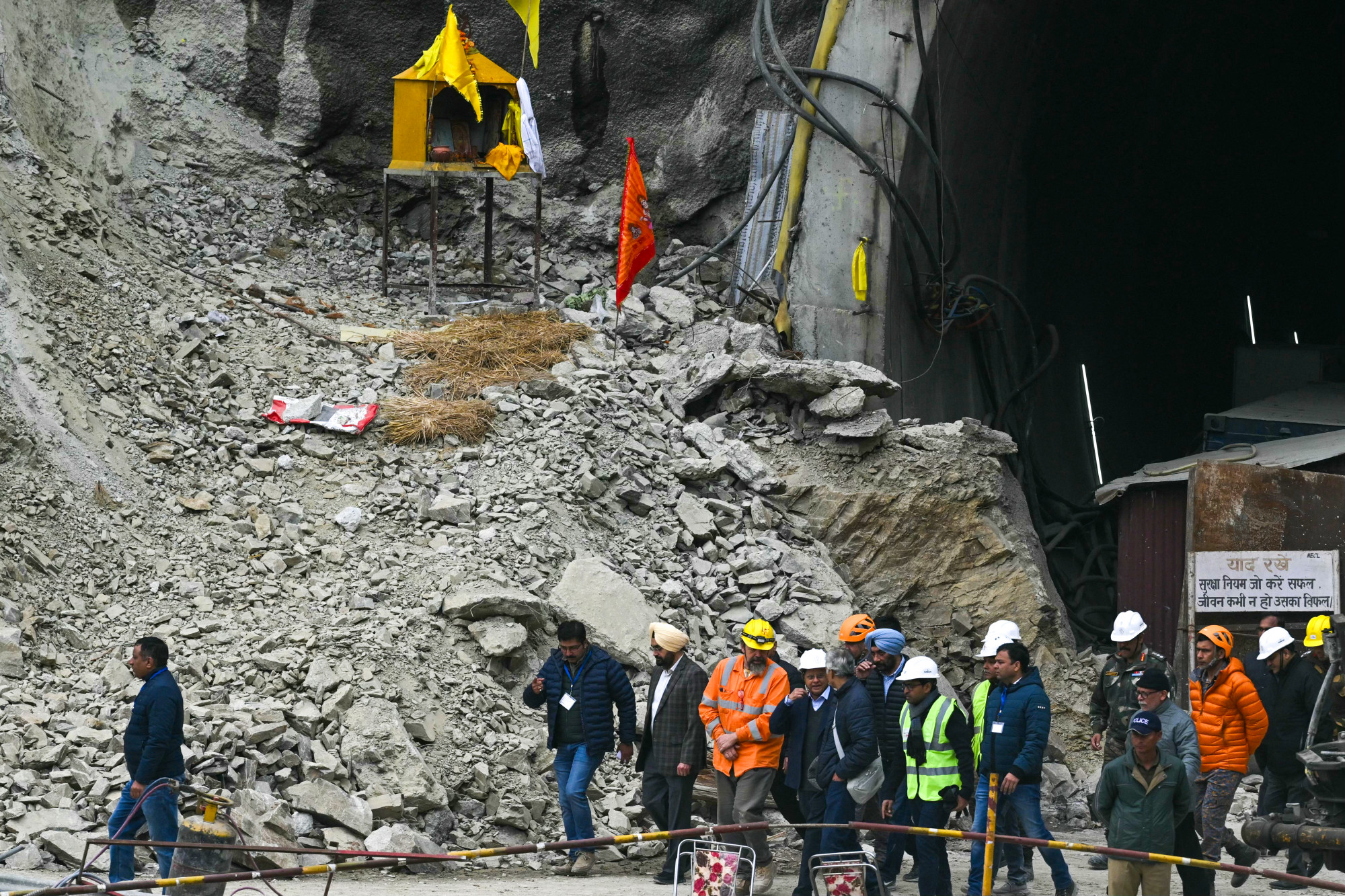 Új utakat keresnek a mentőcsapatok, hogy elérjék a beomlott alagútban rekedt indiai munkásokat