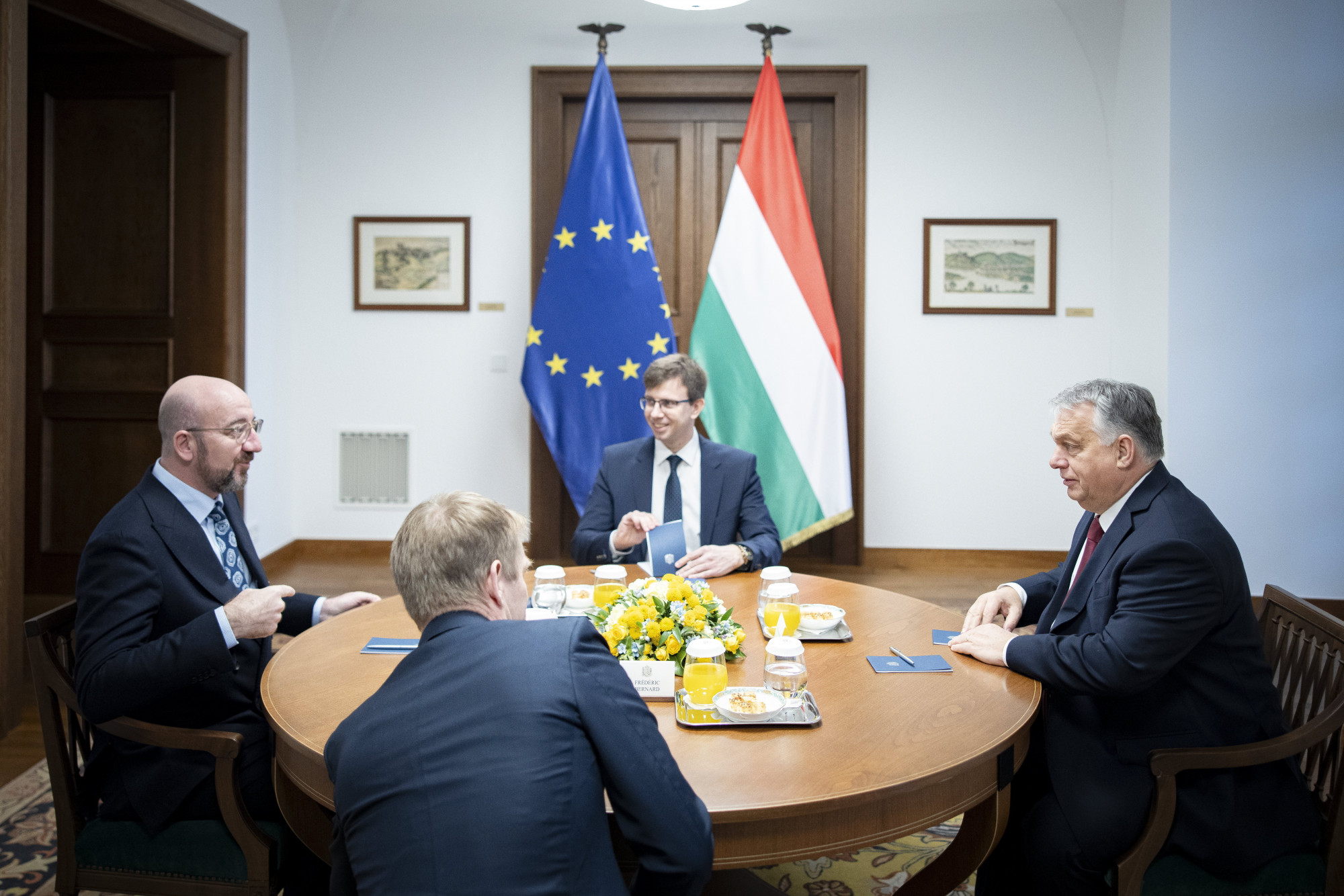 Szembenülő felek: Michel és Orbán a Karmelitában