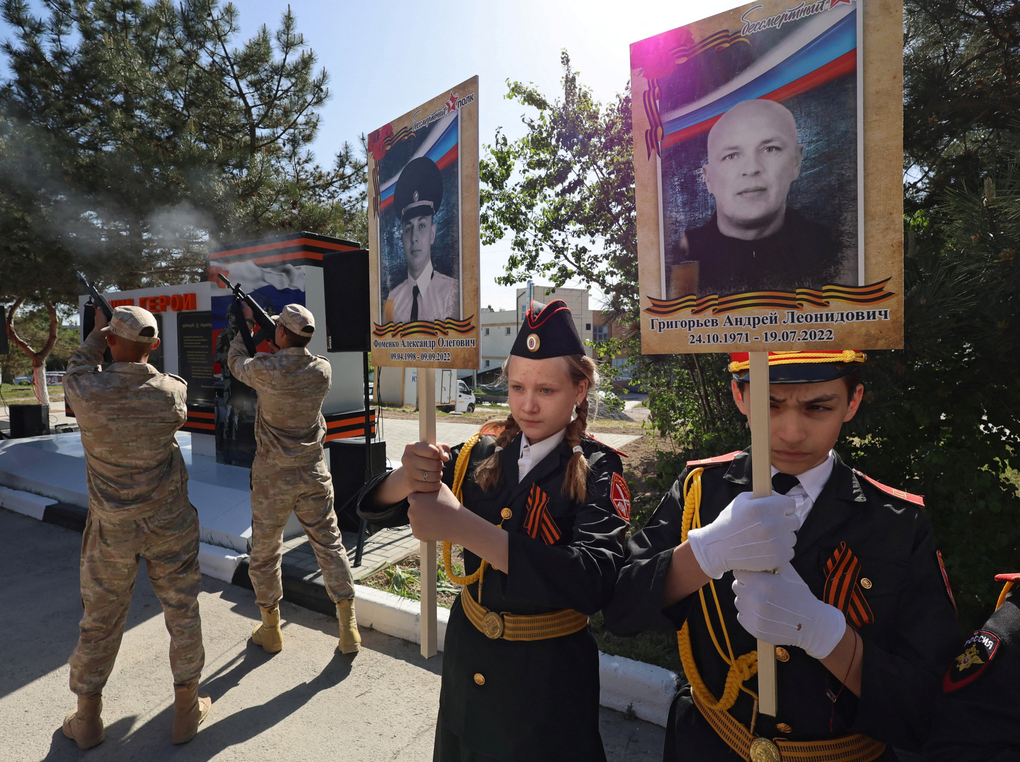 Elesett orosz katonák portréját tartják gyerekek a Krímen.