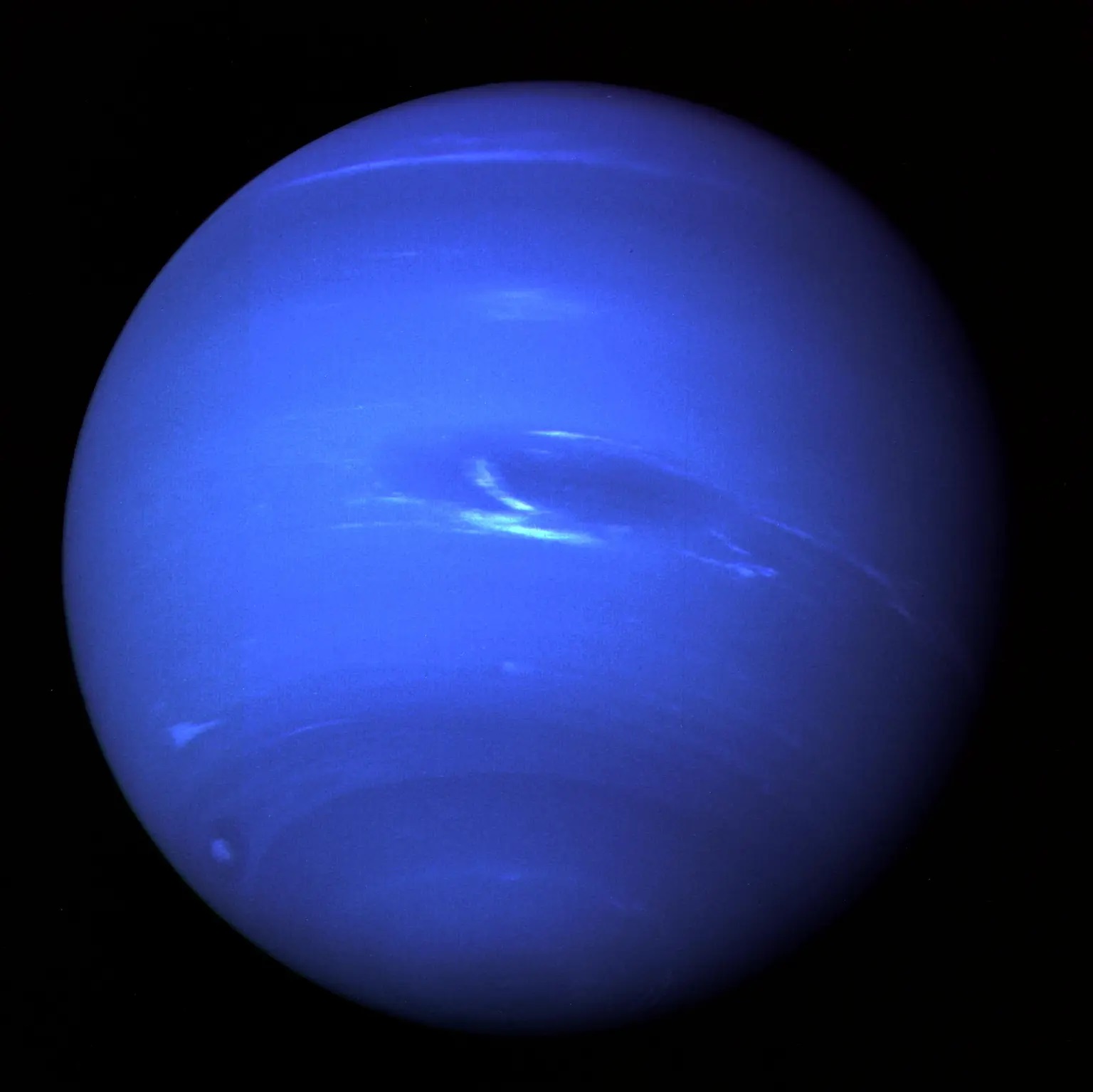 A NASA Voyager–2 űrszondájának 1989-ben készített felvétele a Neptunuszról. A bolygónál azóta sem járt egyetlen űreszköz sem.