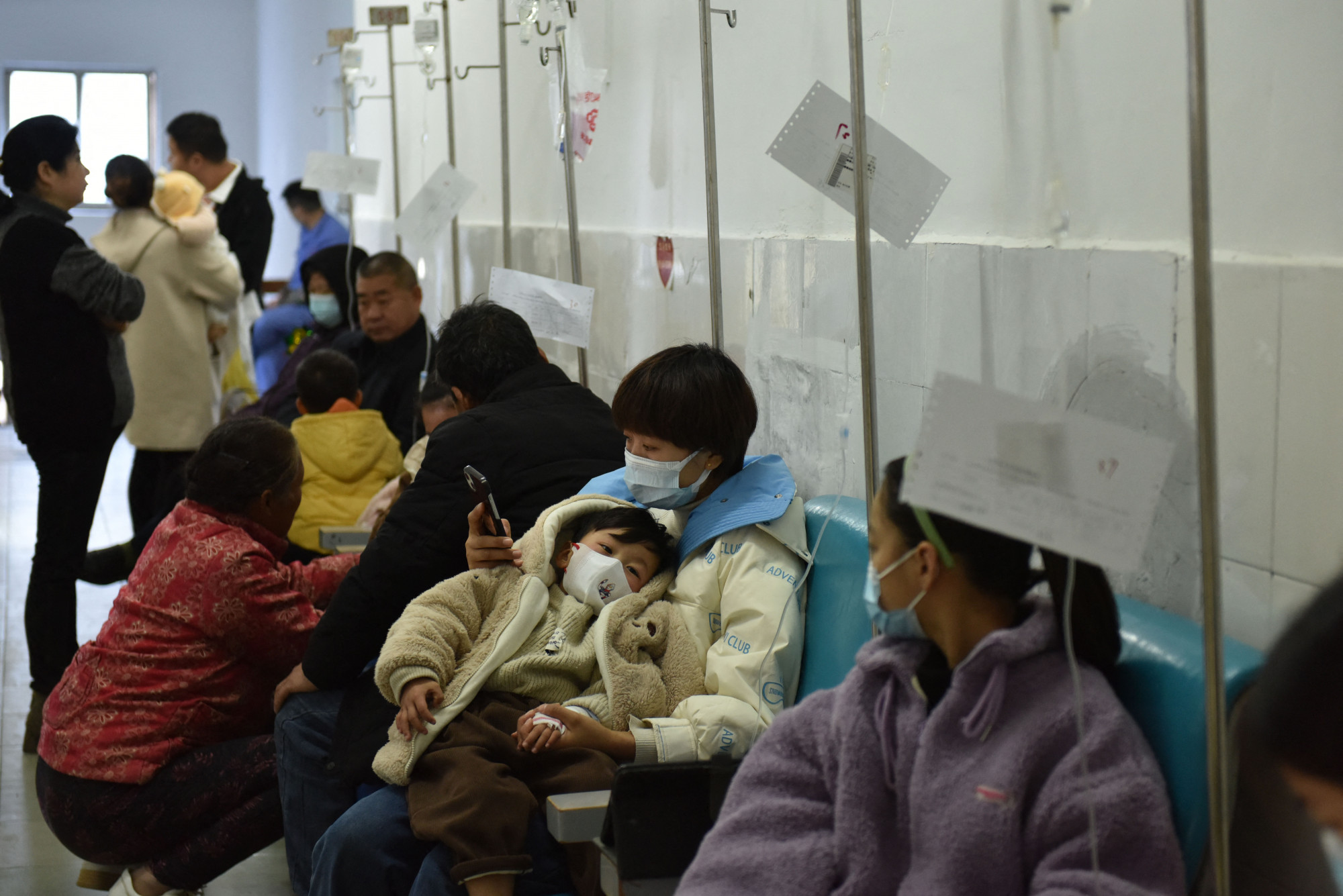 Beteg gyerekek és szüleik a fuyangi kórház gyermekosztályán.