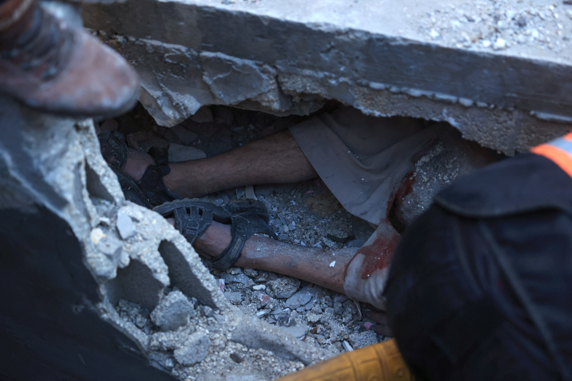 Palesztin orvosok próbálnak kiszabadítani egy férfit a romok alól az újrakezdett bombázások után a dél-gázai Rafahban