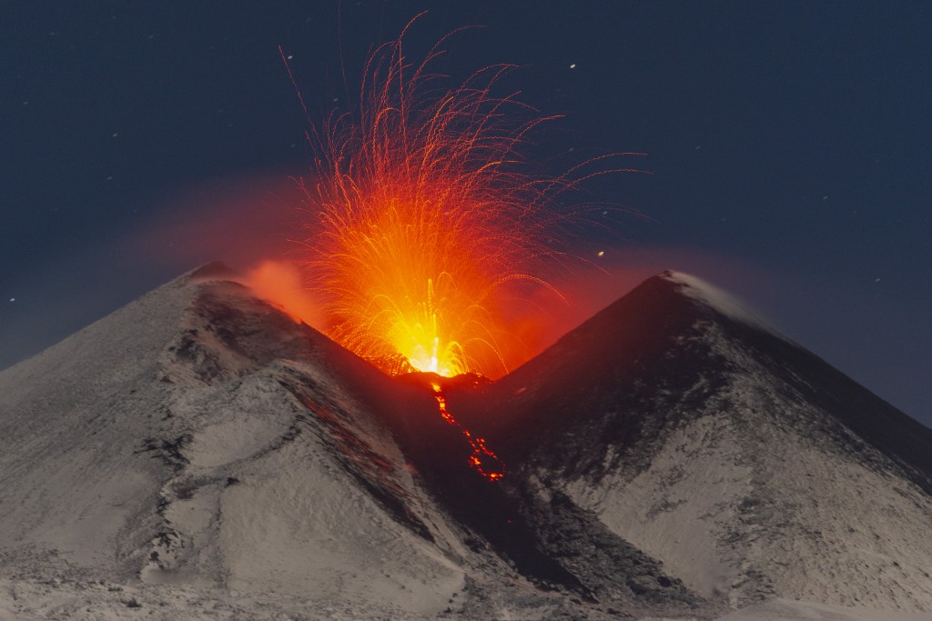 Az Etna 2023. november 27-ei kitörése a délkeleti krátert övező, hóval borított lejtőkkel