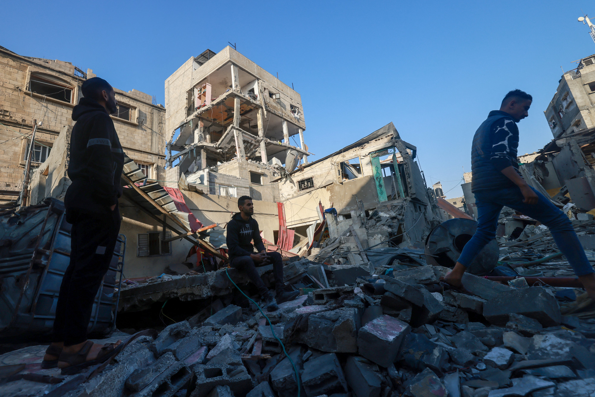 Meztelen, megkötözött palesztin áldozatokat találtak gázai tömegsírokban