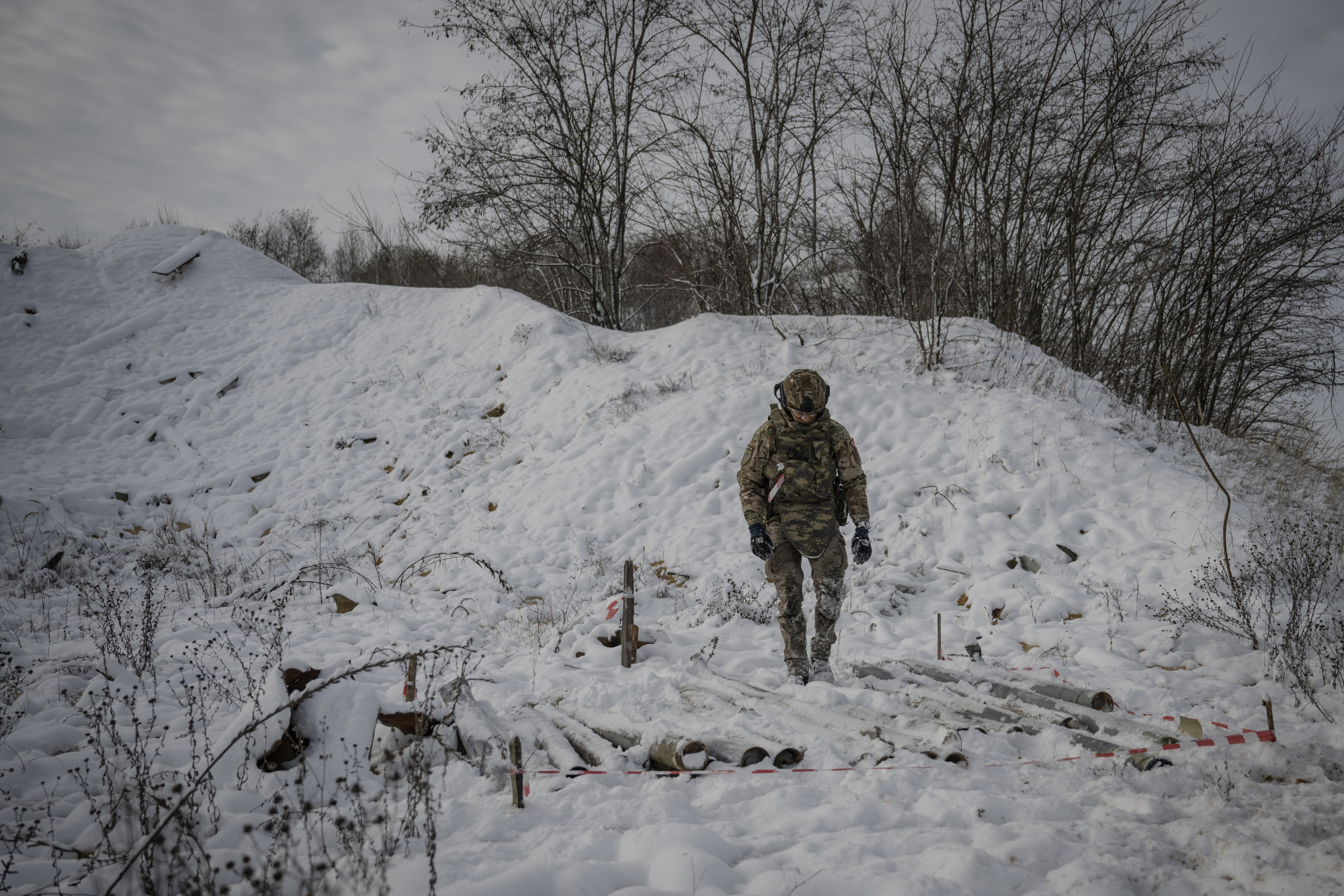 Egy drónfelvétel szerint az oroszok agyonlőttek két magát megadó ukrán katonát