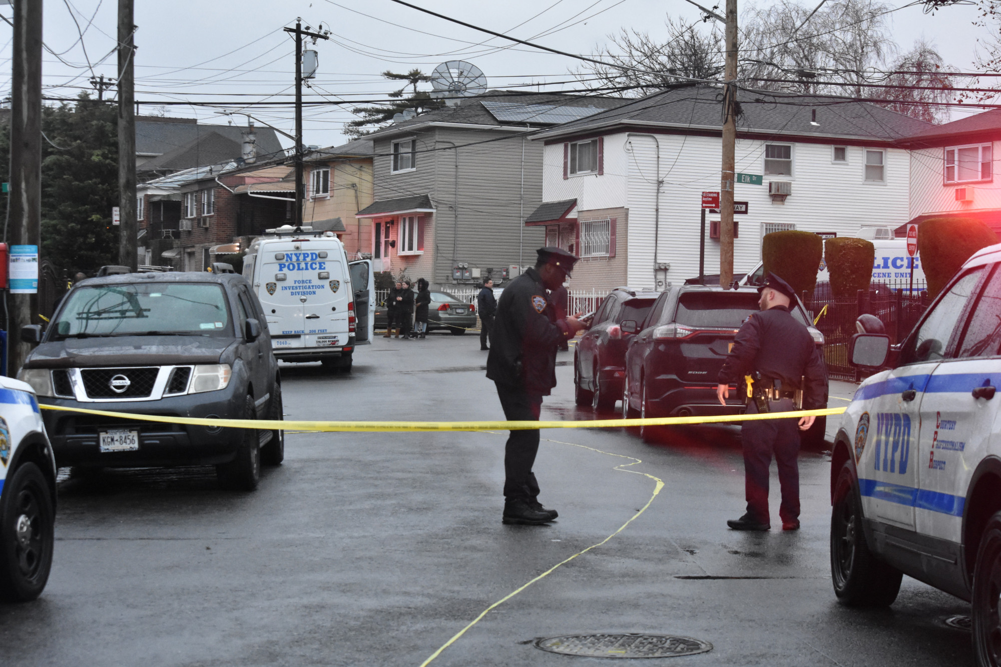 Lemészárolt egy családot, felgyújtotta a lakásukat, majd késsel támadt a kiérkező rendőrökre egy férfi Queensben