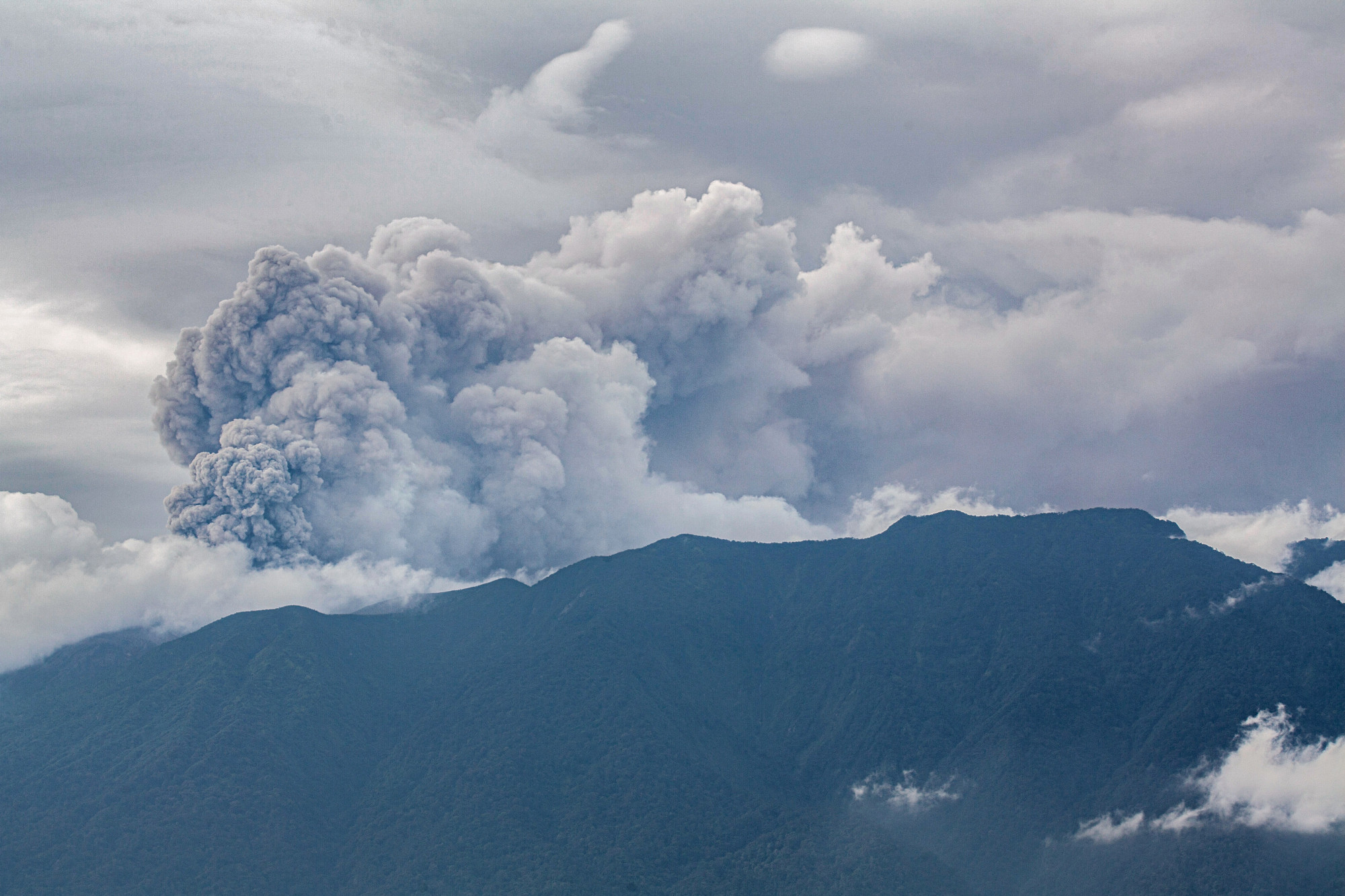 11 túrázó holttestét hozták le az indonéziai vulkánról, 12 ember után nem kutatnak tovább az újabb kitörés után