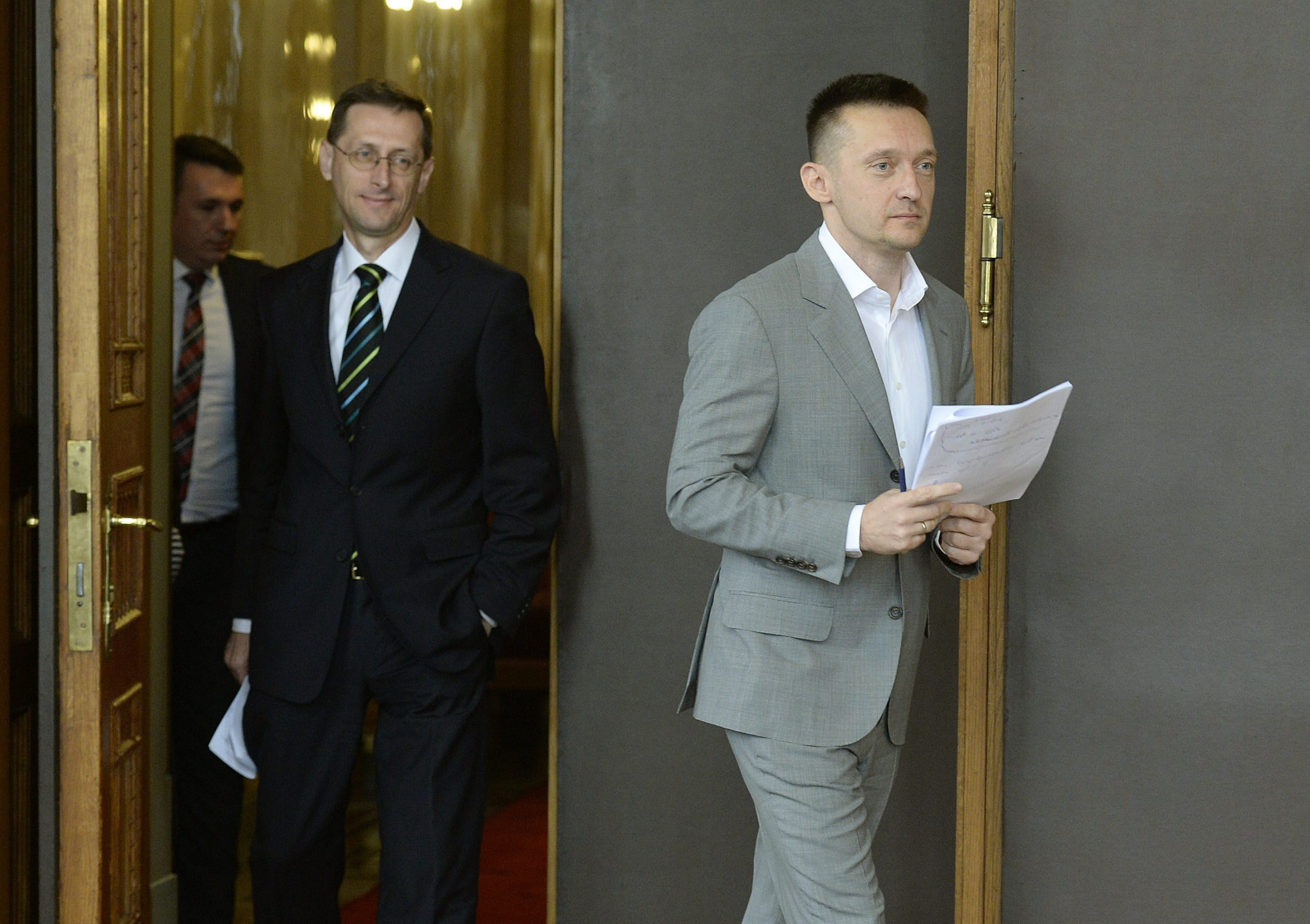 Rogán, Gulyás, Orbán Balázs szupercsapatot kap a nyakába Varga Mihály, hogy megfegyelmezzék a költségvetést