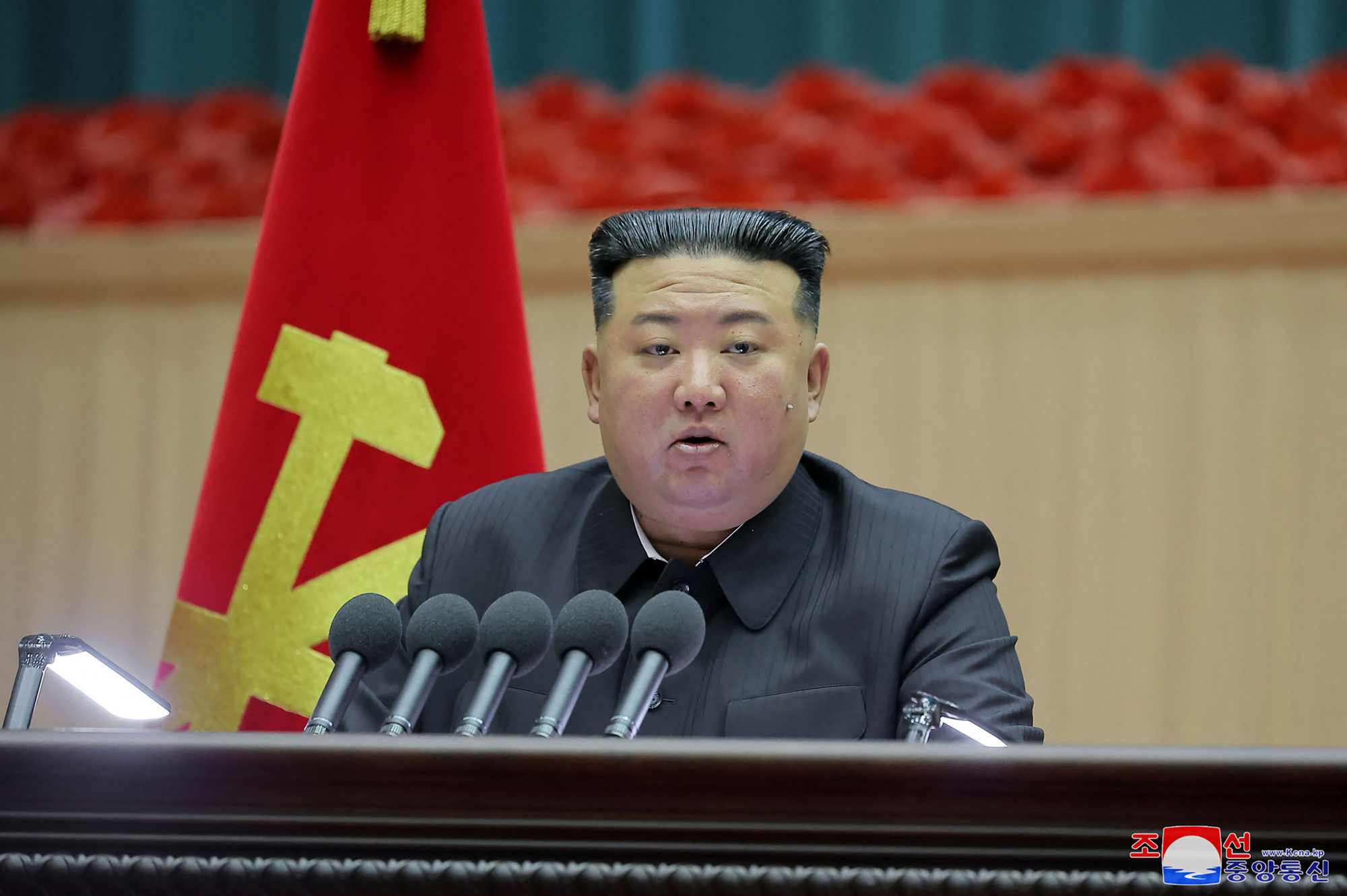 Kim Dzsongun sírva utasította az észak-koreai nőket, hogy szüljenek többet
